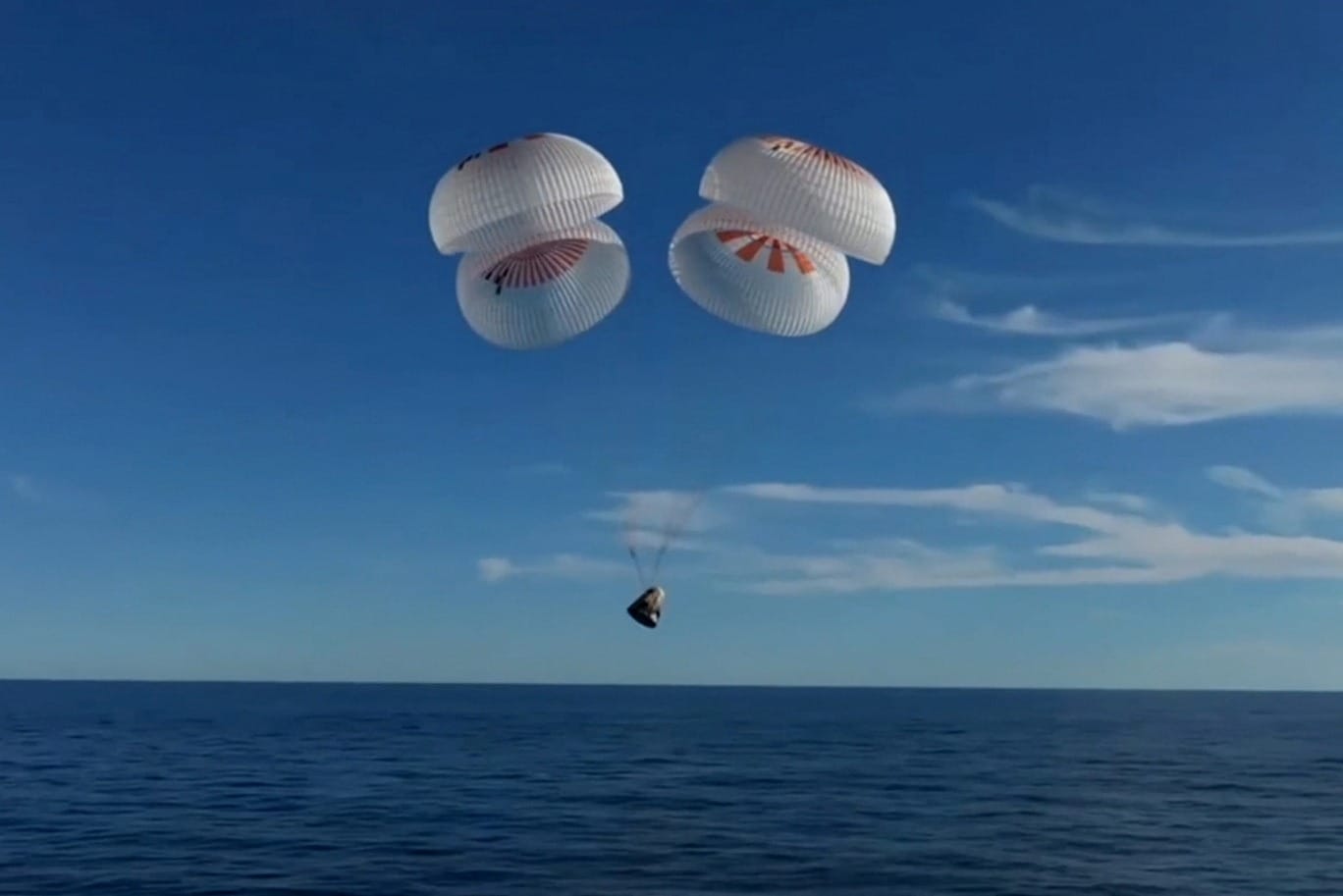 Astronautas 'presos' no espaço retornam à Terra nove meses depois