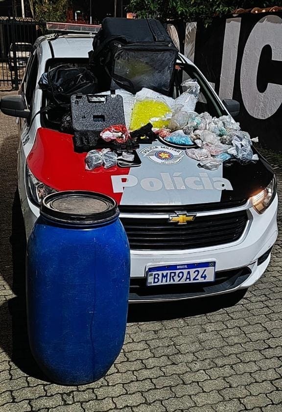 Mulher é presa com 2,5 mil porções de drogas e namorado tenta subornar policiais em Ubatuba