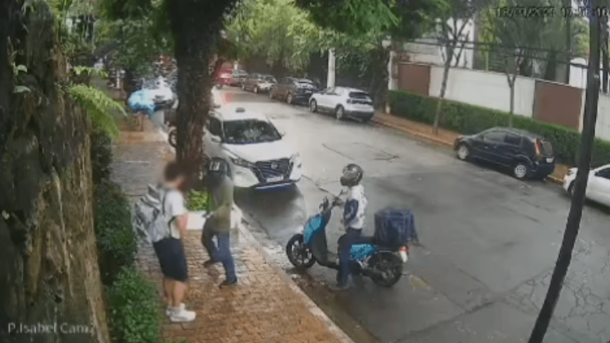 Vídeo: adolescente é assaltado na volta da escola enquanto mexia no celular em SP