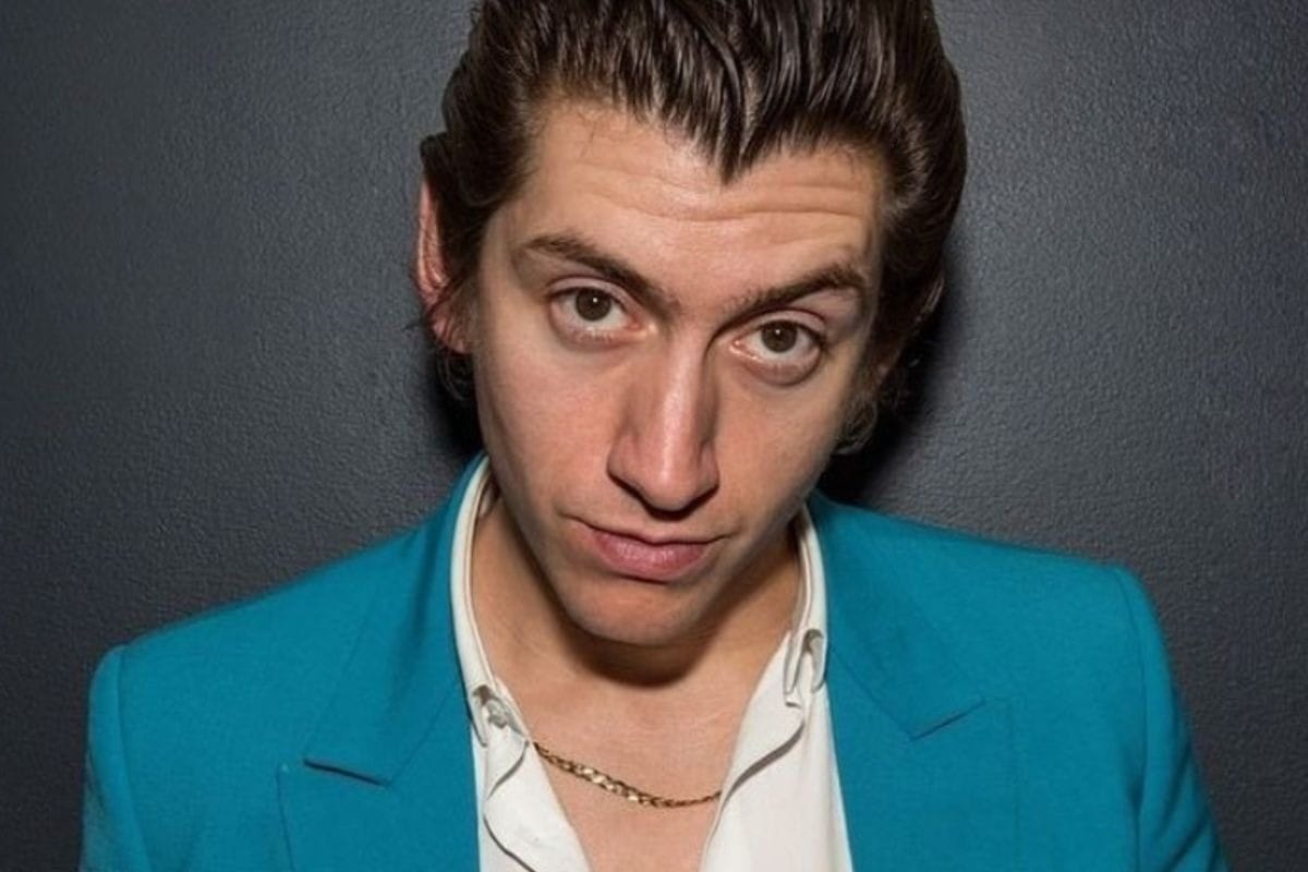 Alex Turner, do Arctic Monkeys, chama atenção nas redes sociais após surgir "irreconhecível"