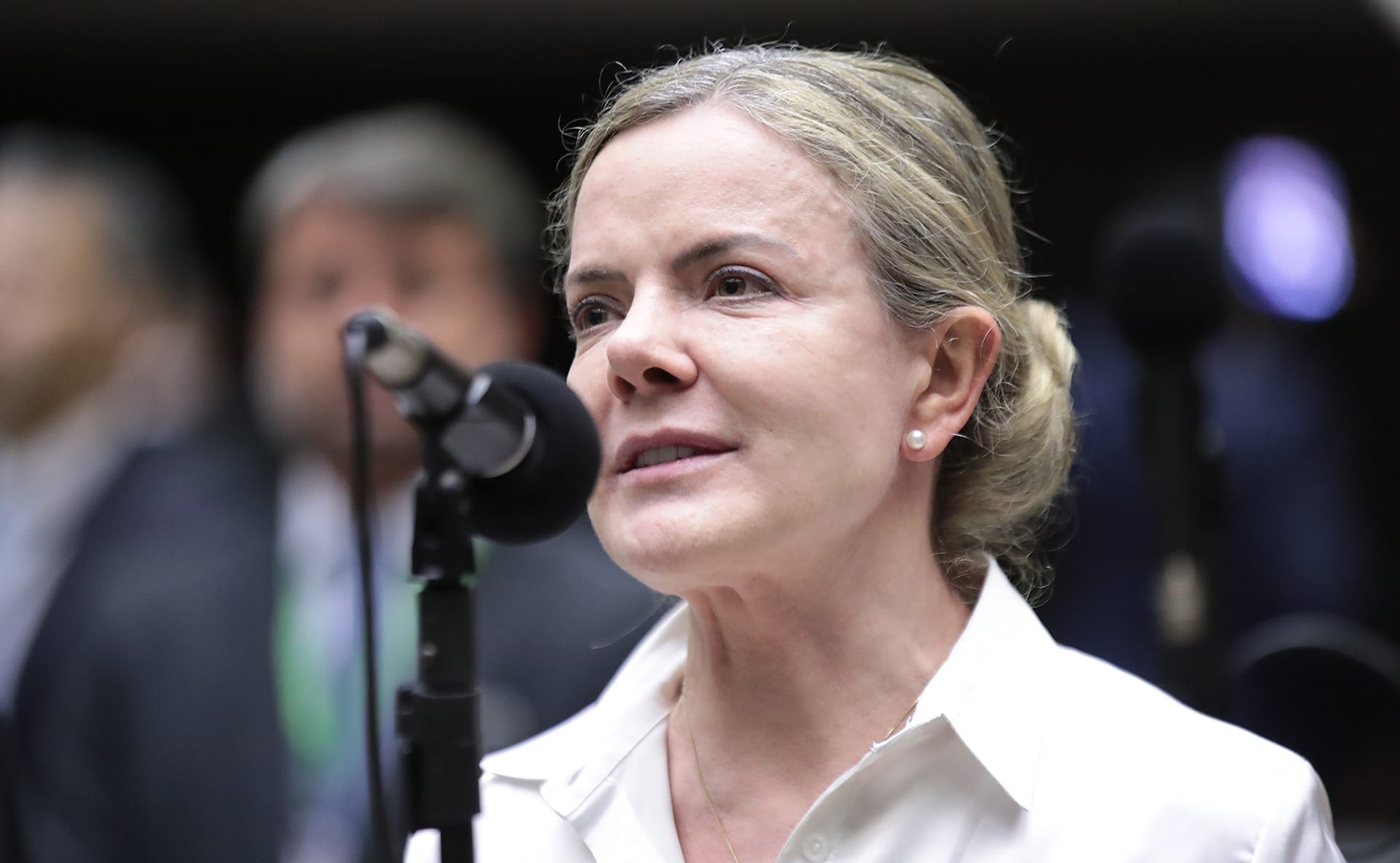 Gleisi fala em 'crise institucional' se Câmara pautar anistia