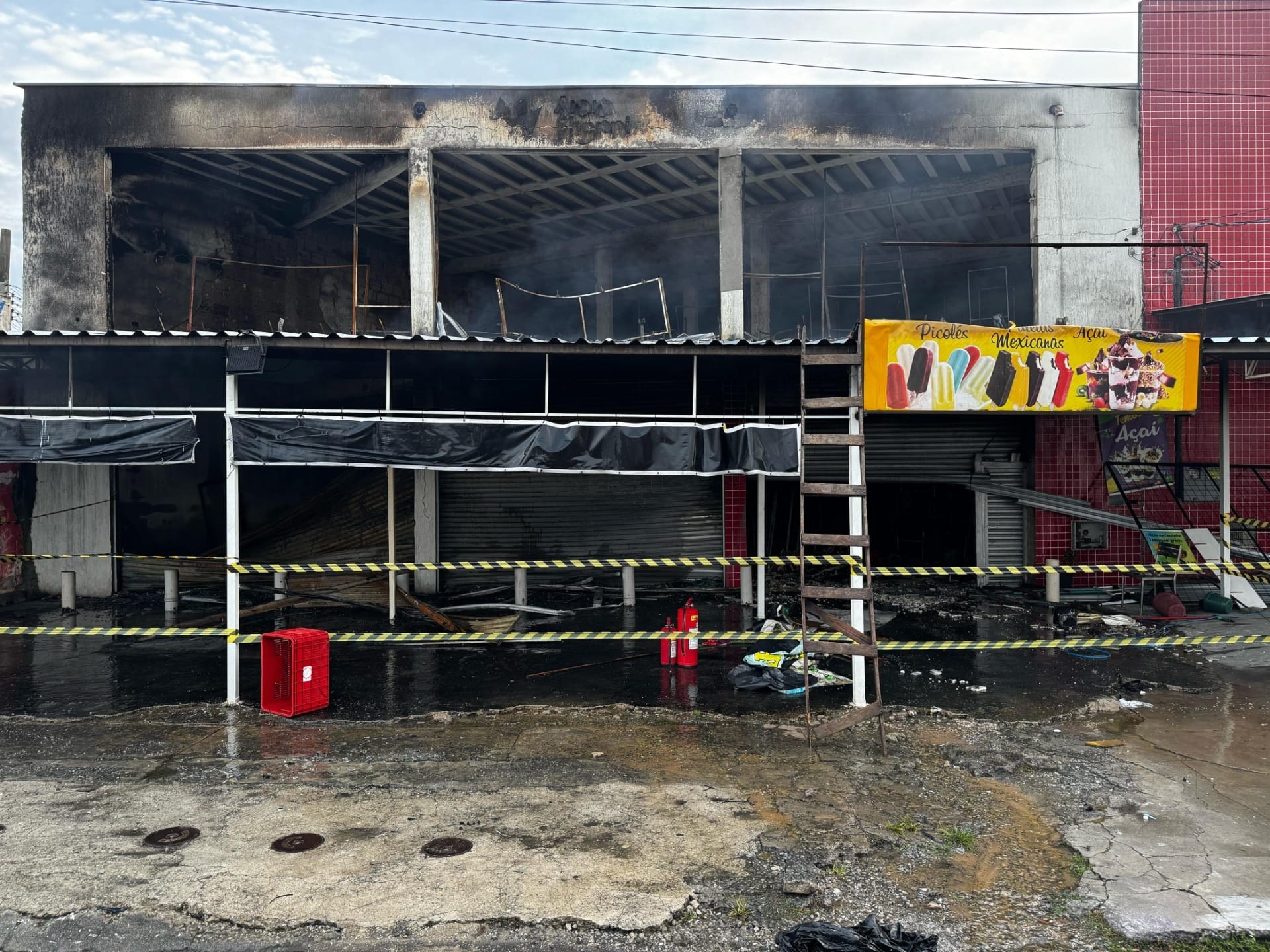 VÍDEO: Incêndio destrói loja de roupas e sorveteria em Pindamonhangaba