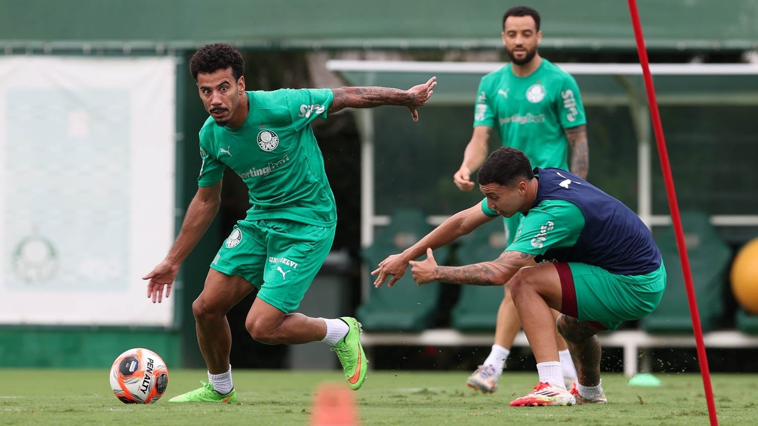 Abel trabalha passes e marcação em 1º treino de Lucas Evangelista no Palmeiras