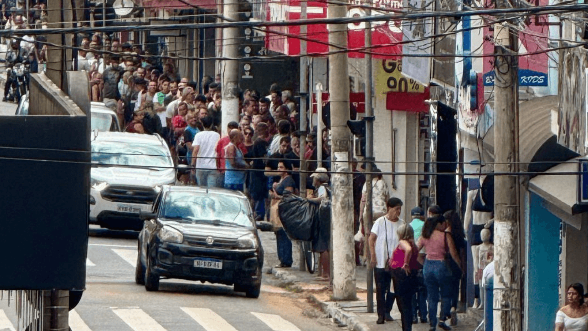 Torcedores do Taubaté fazem fila em ponto de venda de ingressos para semifinal do Paulistão A2