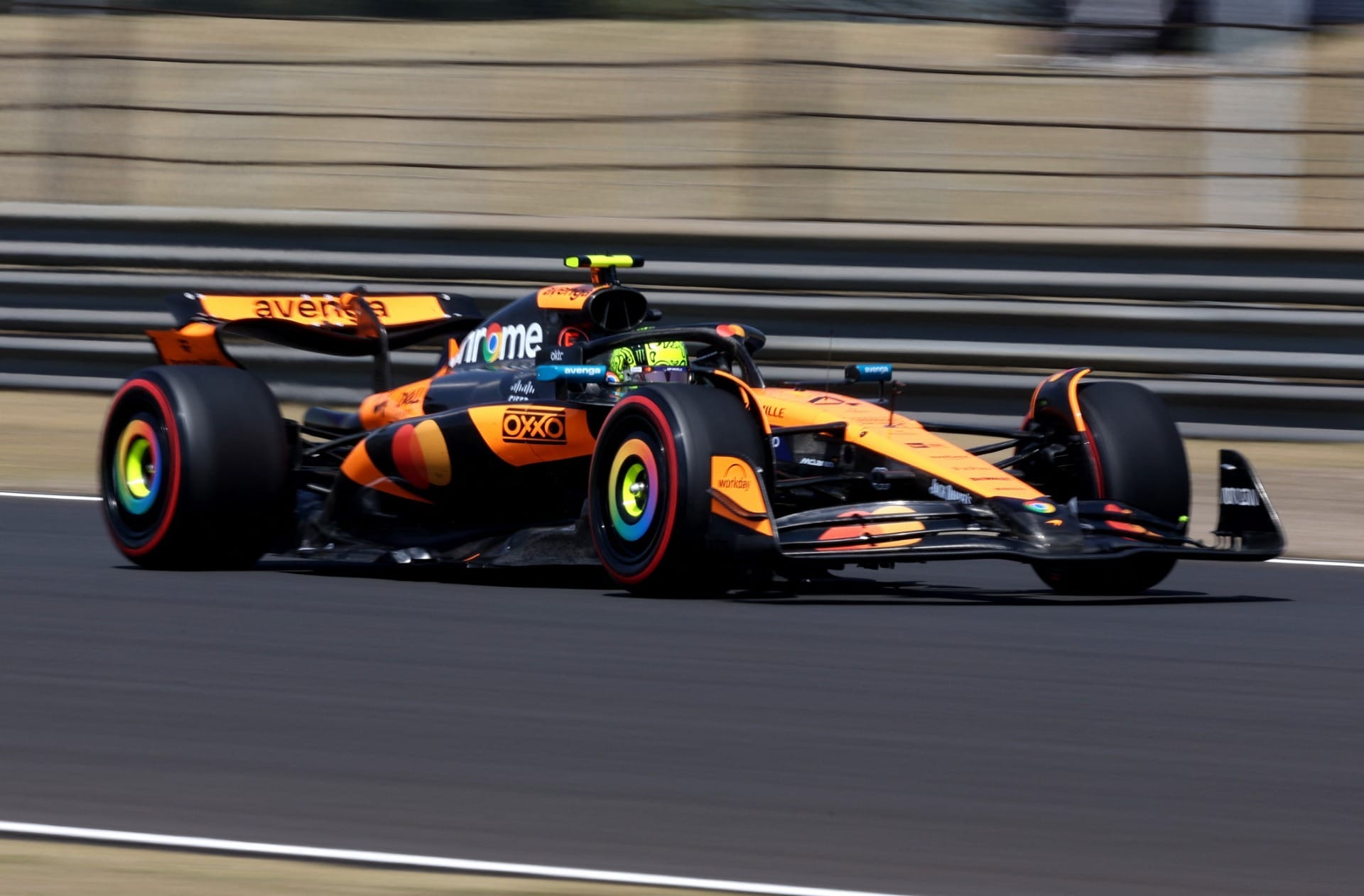 Norris supera Leclerc e lidera primeiro treino do GP da China; Bortoleto é 19º