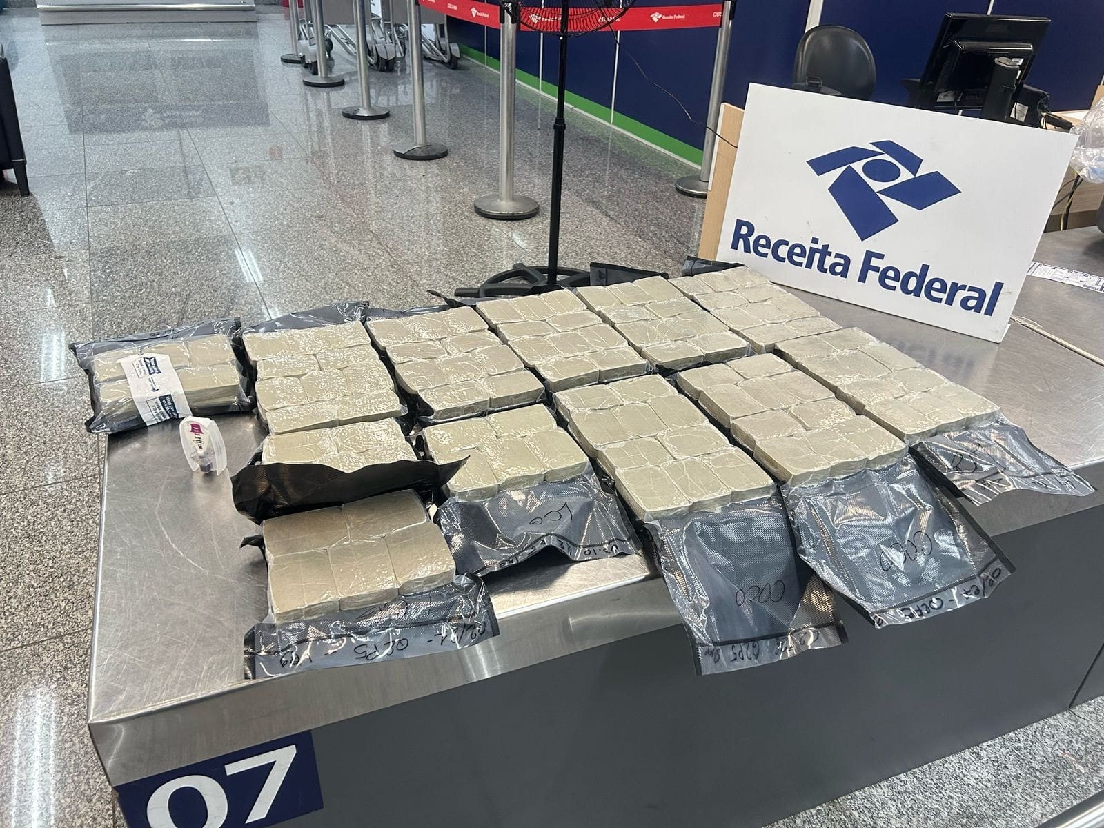 Americano é detido no Galeão após Receita Federal encontrar 21kg de haxixe