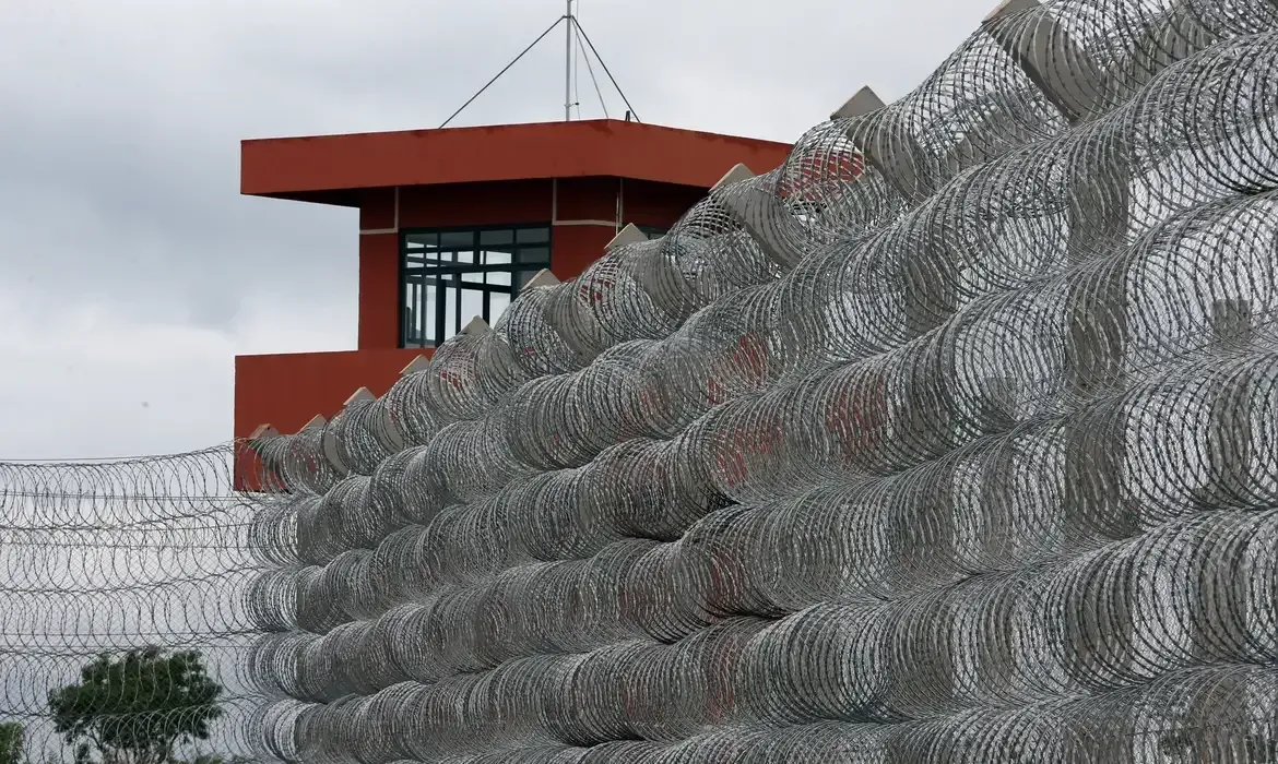 Governo do RJ abre licitação para locação de bloqueadores de sinais em unidades prisionais