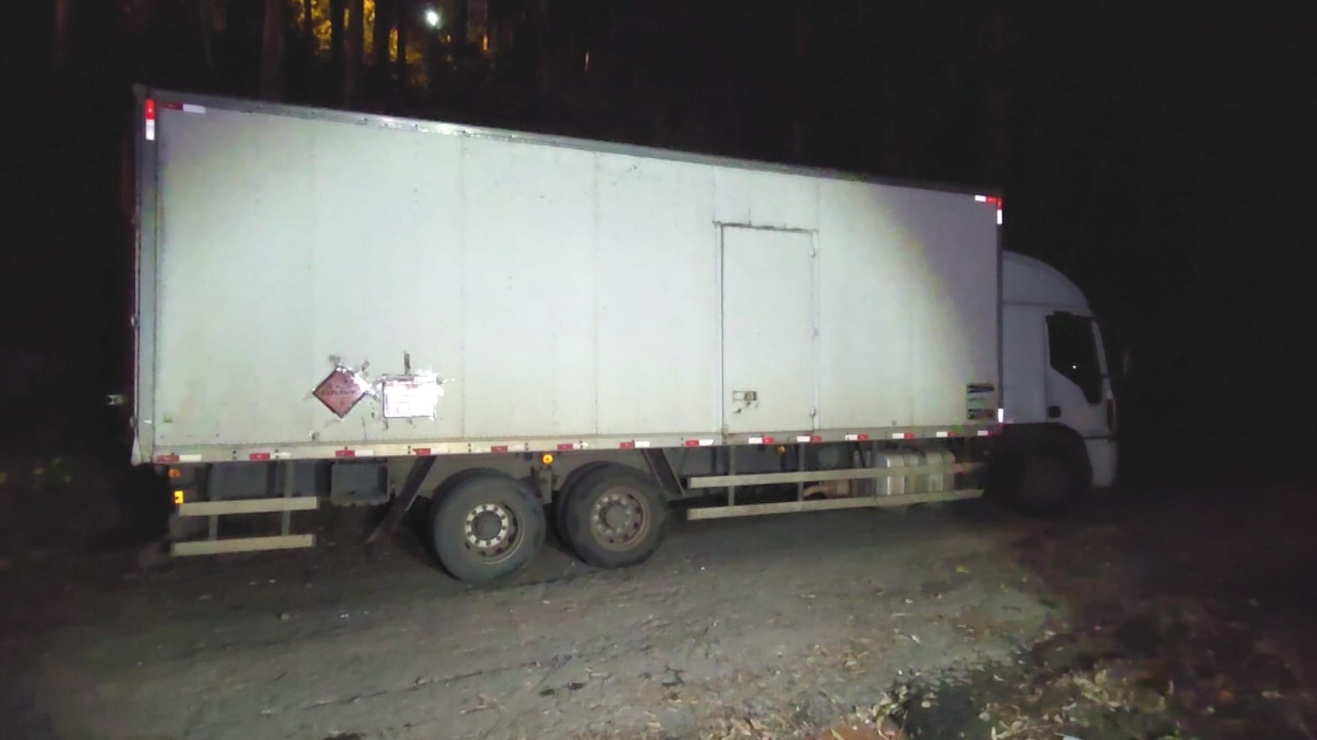 Bandidos roubam caminh&atilde;o lotado de armas e muni&ccedil;&otilde;es e obrigam motorista a  ajudar | Band