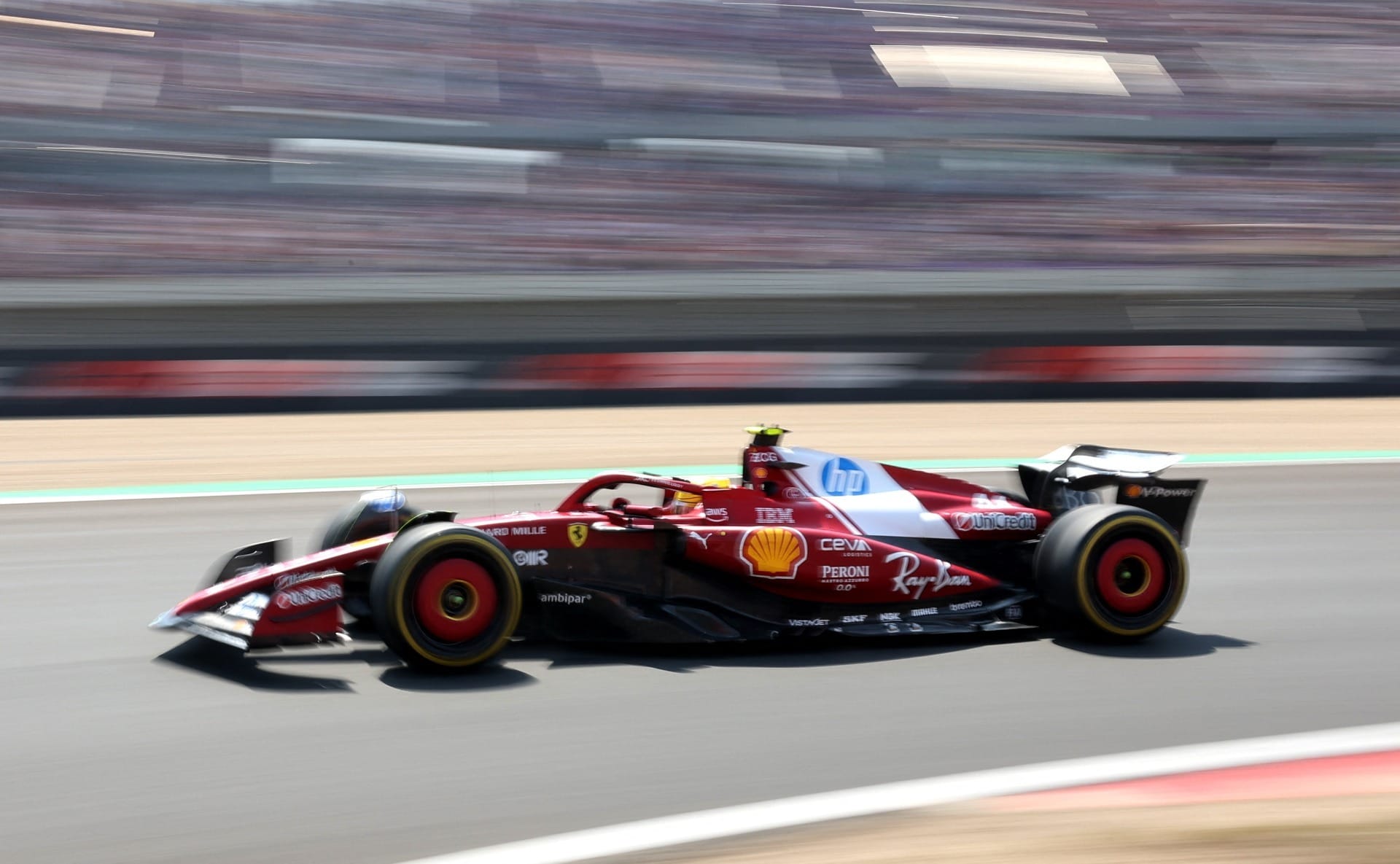 Hamilton lidera de ponta a ponta em sprint e vence primeira corrida pela Ferrari