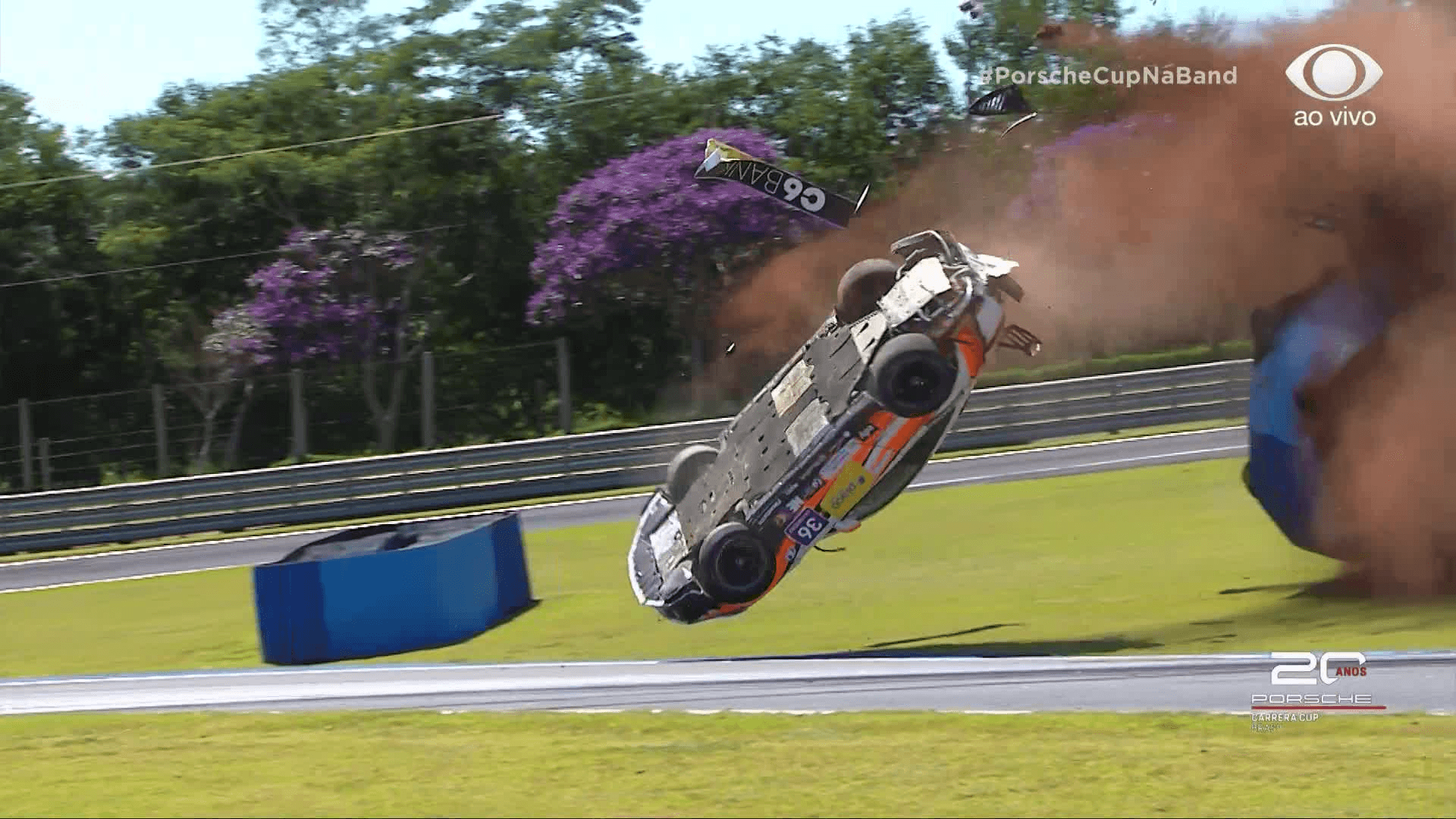 VÍDEO: Carro capota seis vezes em acidente impressionante na Porsche Cup