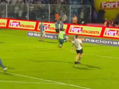 Jogador da Chape dá voadora e tenta chutar cabeça de torcedor após final do Catarinense