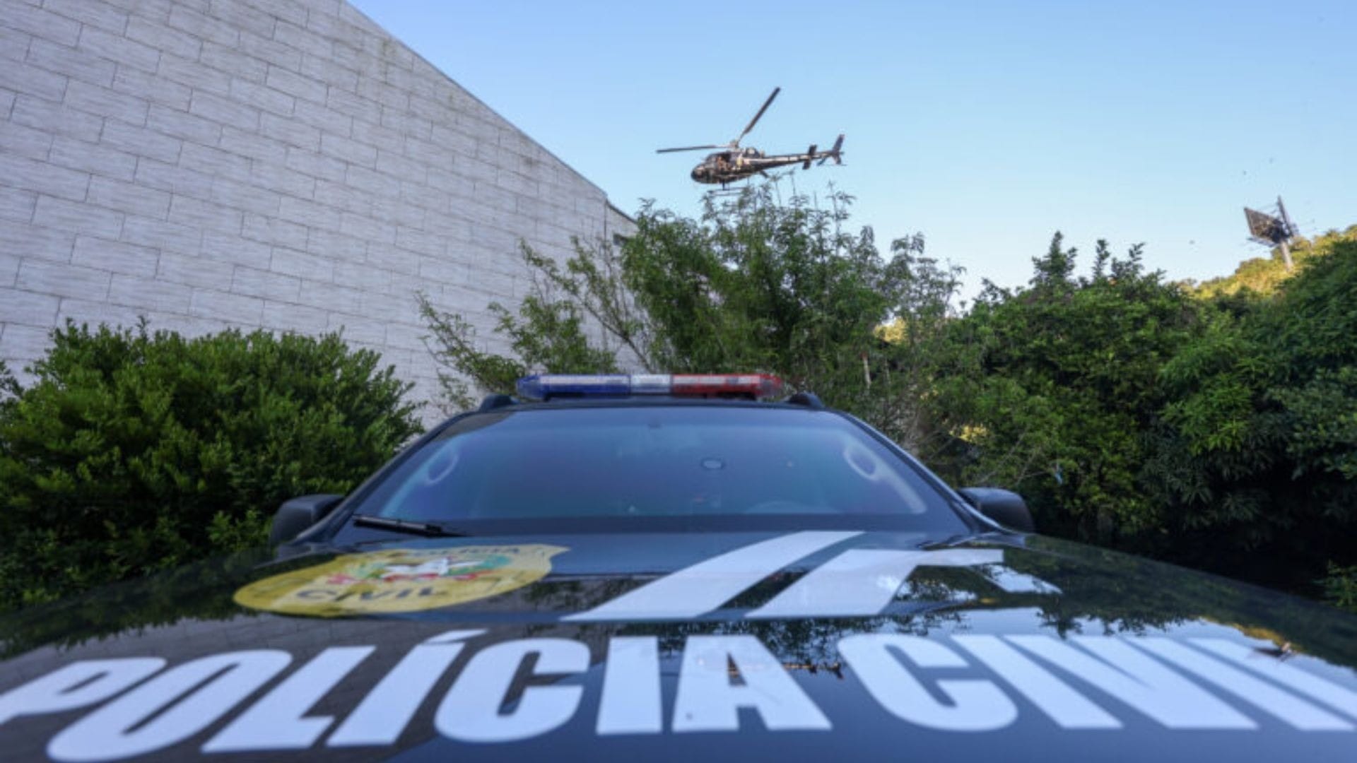 Polícia prende acusados de torturar turistas que teriam feito símbolo de facção em SC