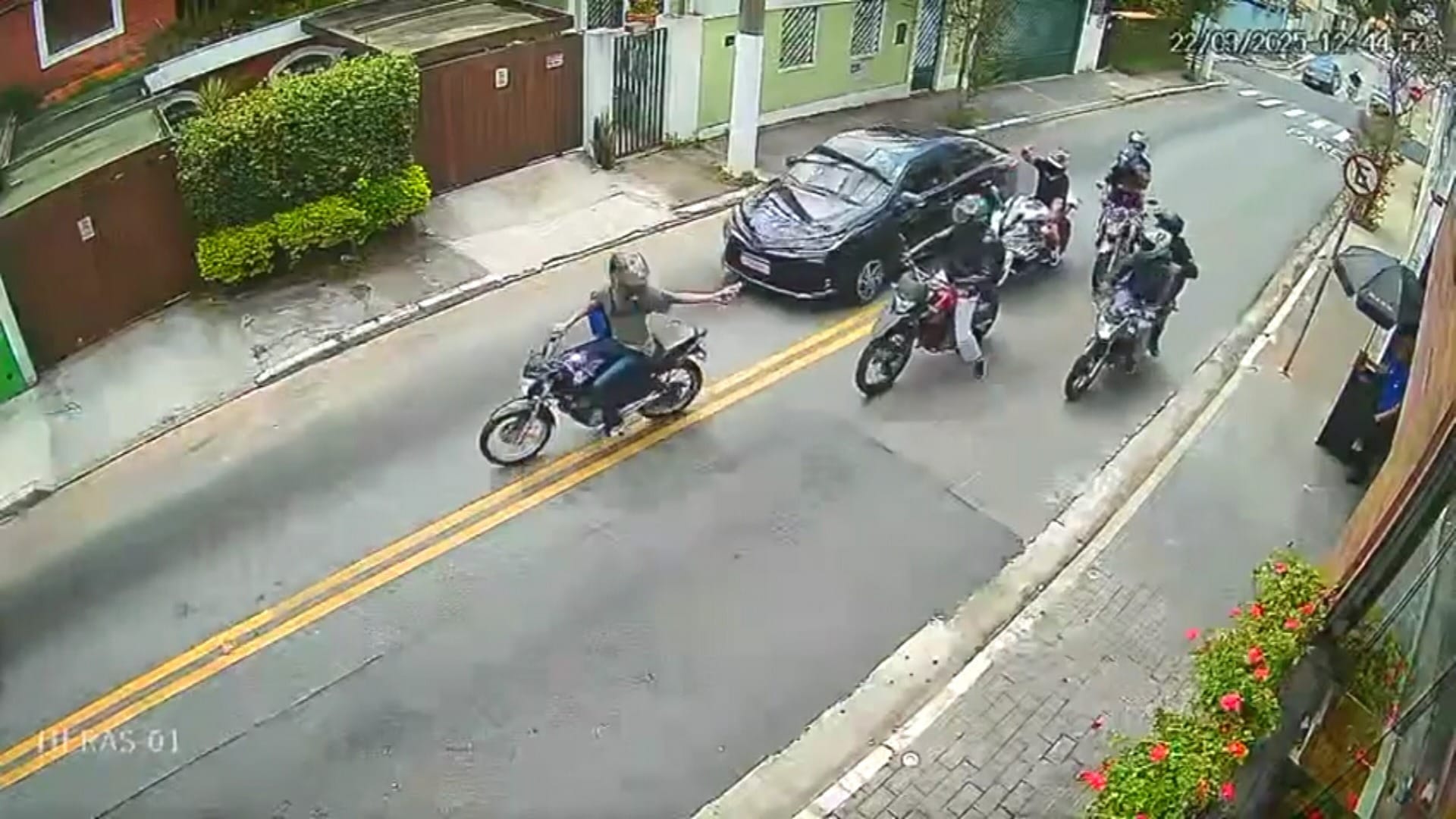 Vídeo: bandidos armados cercam motociclista e roubam moto de luxo na Zona Leste de SP
