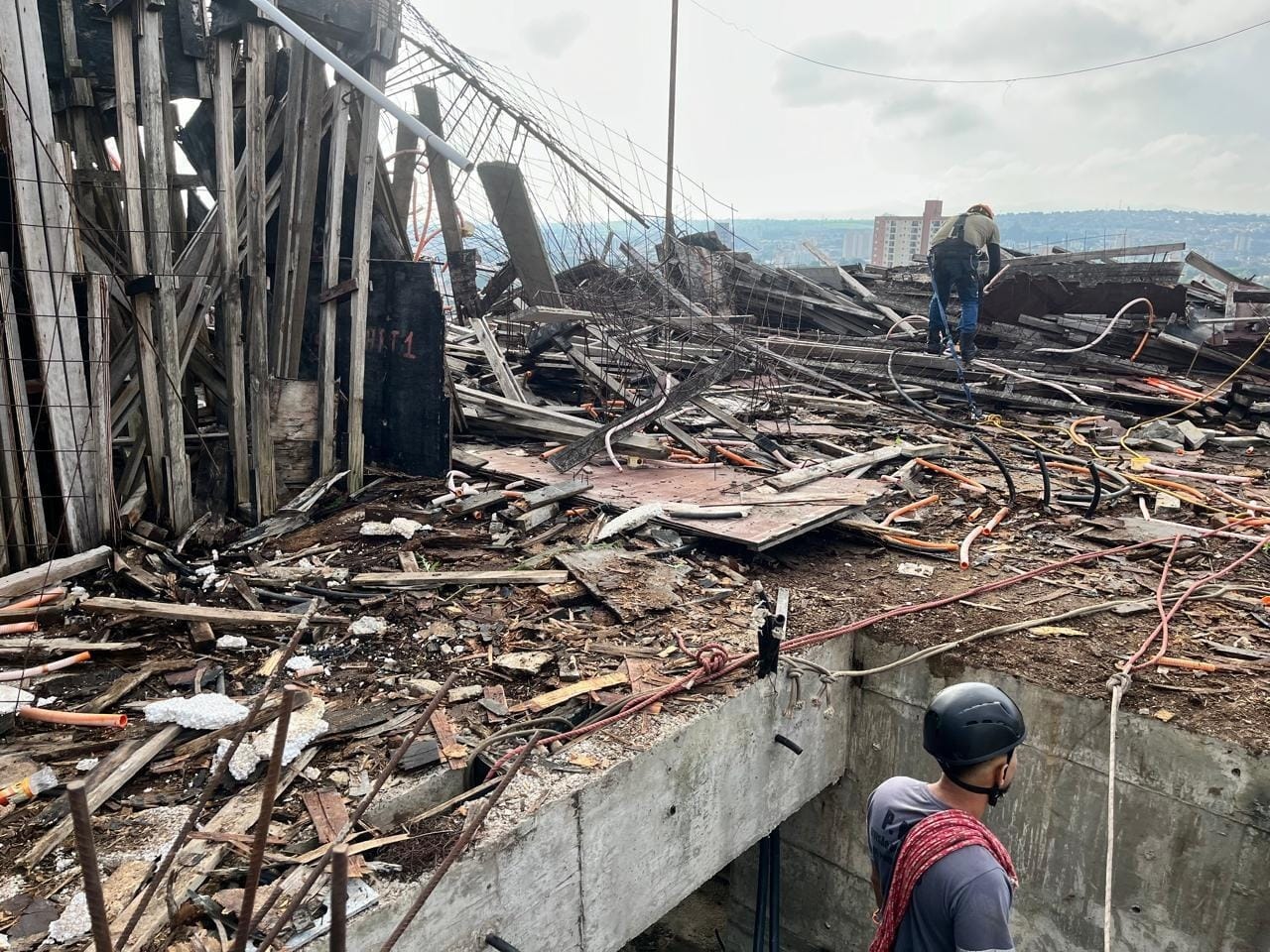 Prefeitura de Taubaté realiza retirada de materiais de prédio abandonado na Vila Nogueira