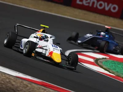 Pin e Weug começam temporada da F1 Academy na liderança; Rafa Ferreira surpreende em Xangai