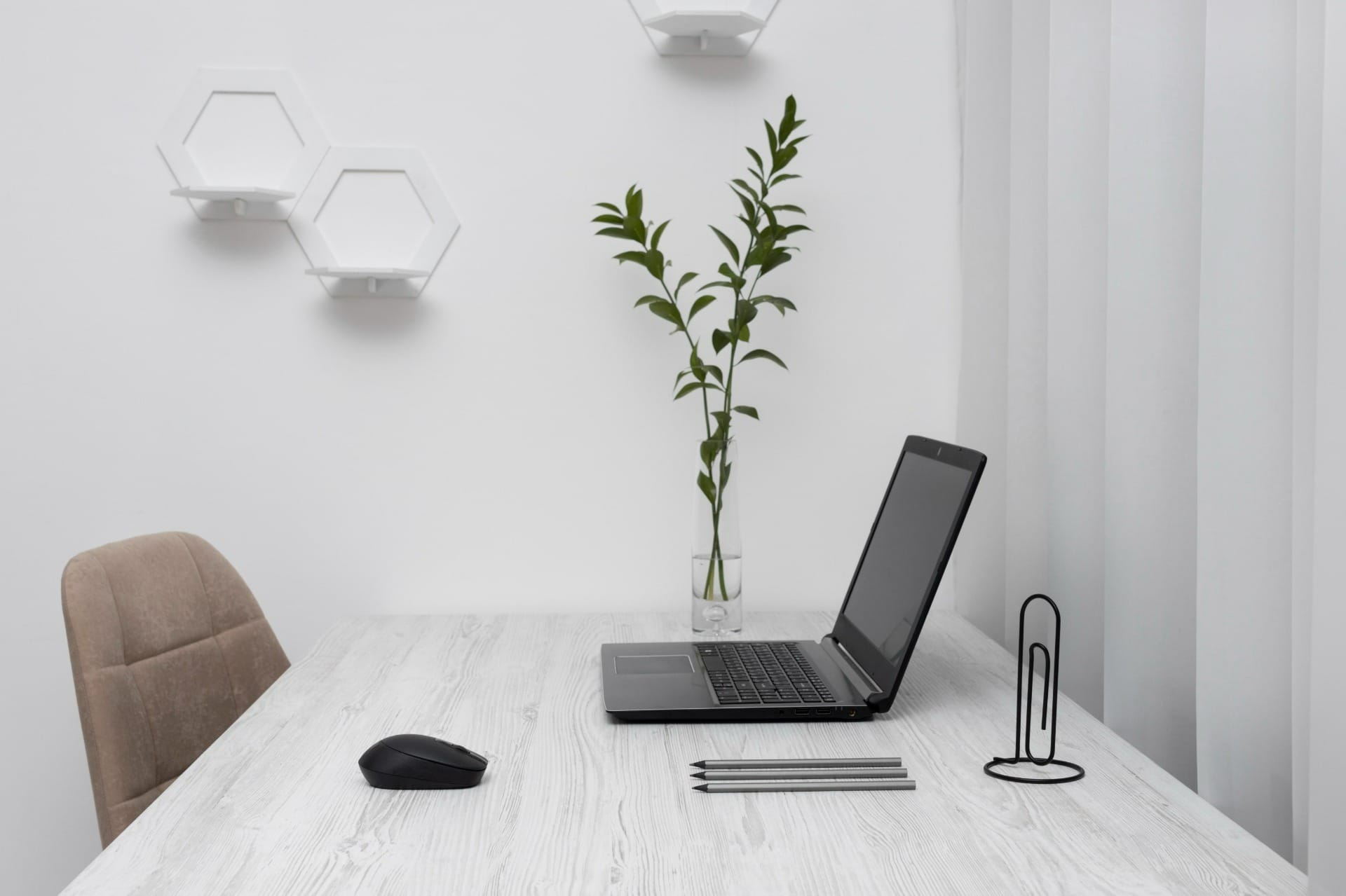 Além de garantir ergonomia, a escrivaninha também confere um toque aconchegante ao ambiente. / Foto: Freepik