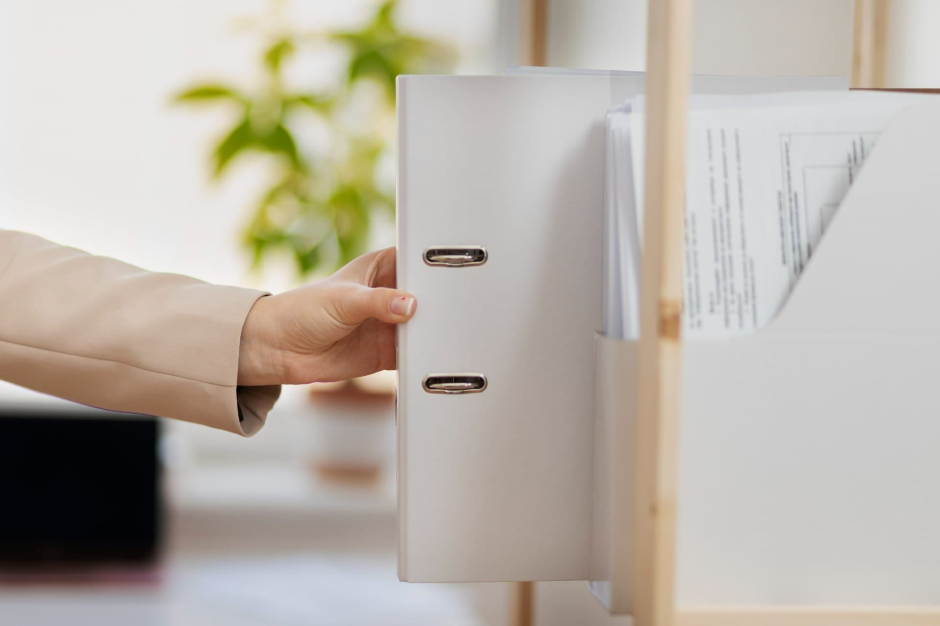Muitos documentos e papeladas para guardar? Invista em um gaveteiro. / Foto: Freepik