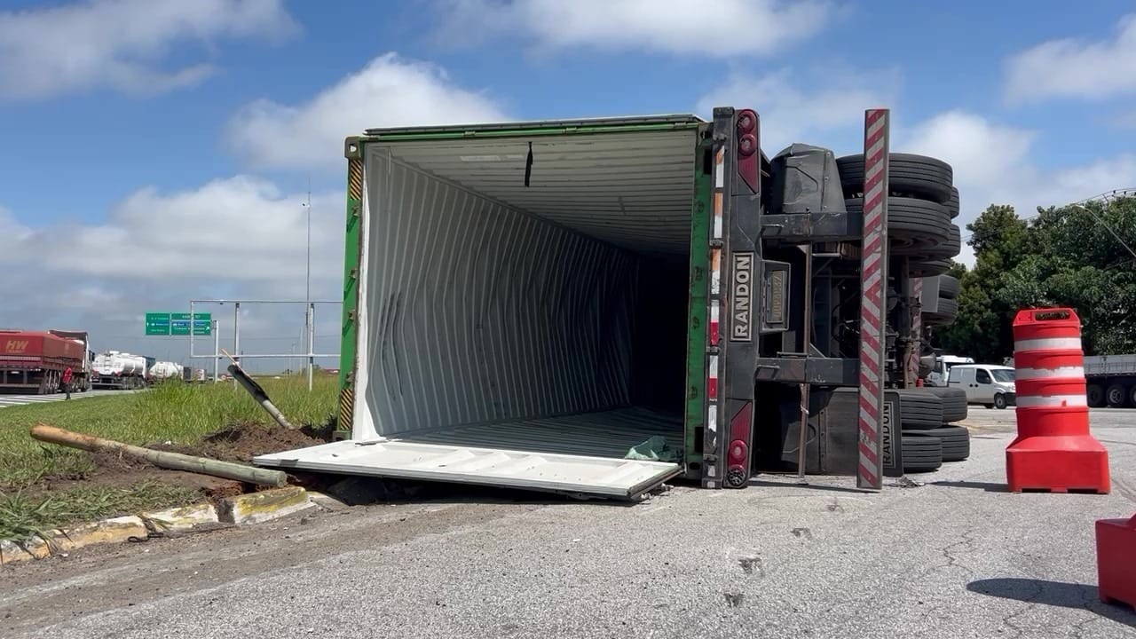 Carreta com eletrônicos tomba e causa lentidão na Dutra em Taubaté: veja vídeo