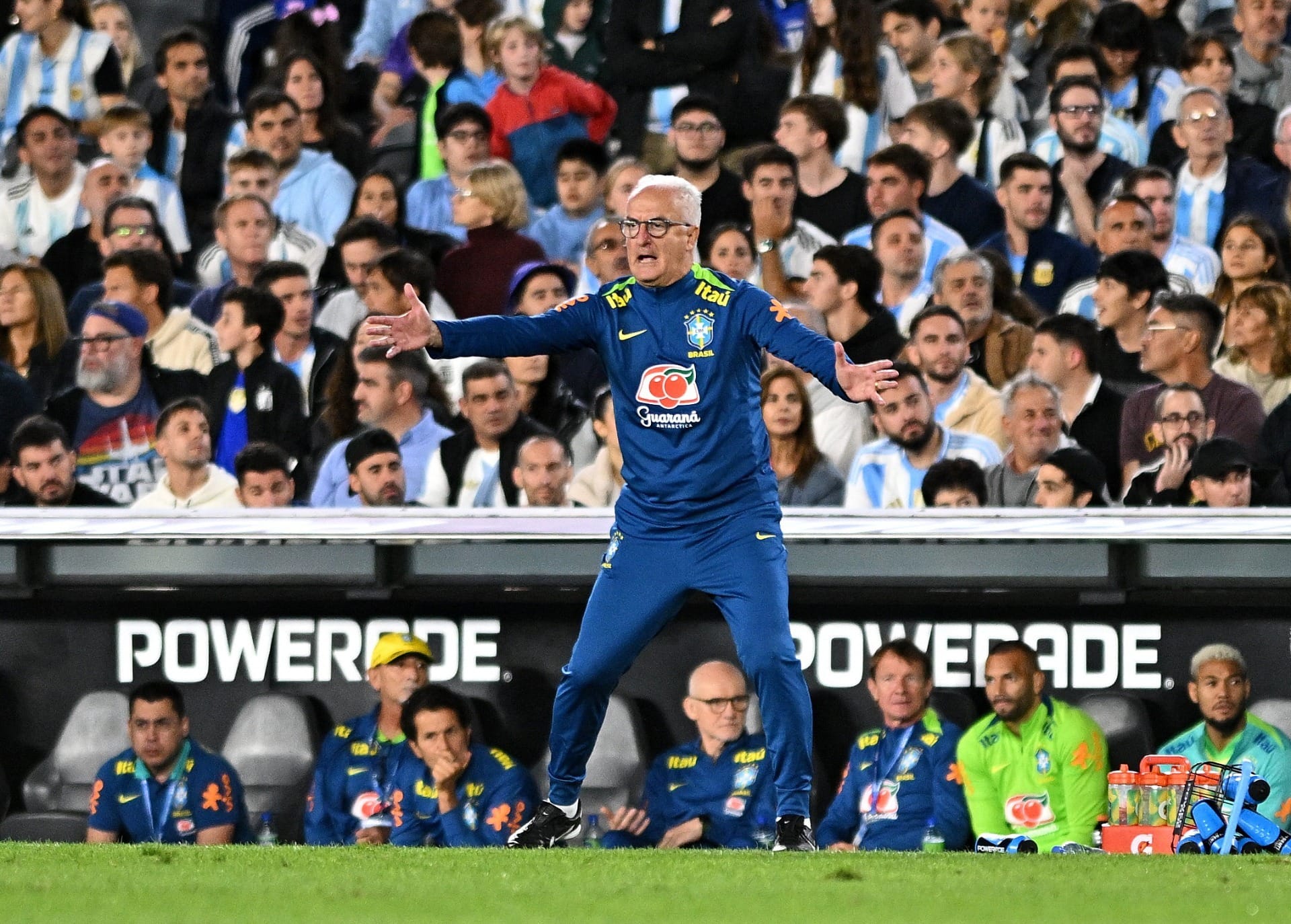 Dorival admite erros, pede desculpas ao torcedor e diz não saber sobre permanência na seleção