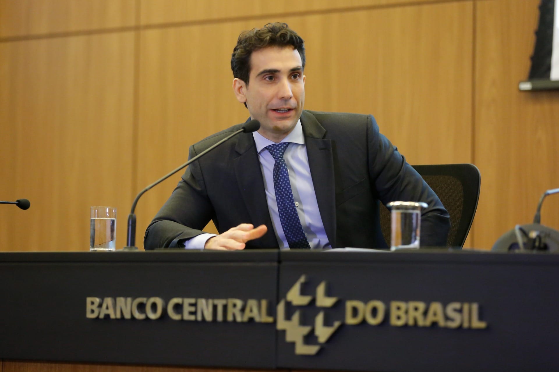 Megale sobre aumento da Selic: "Taxa de juros do Brasil cairá no dia de São Nunca"