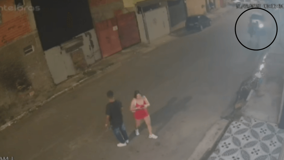 Motorista atropela duas mulheres e foge sem prestar socorro em Embu das Artes (SP)