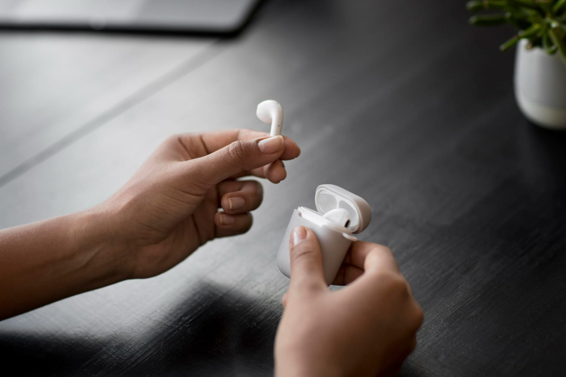 Existem versões headphone, earphones e intra auriculares. / Foto: Freepik