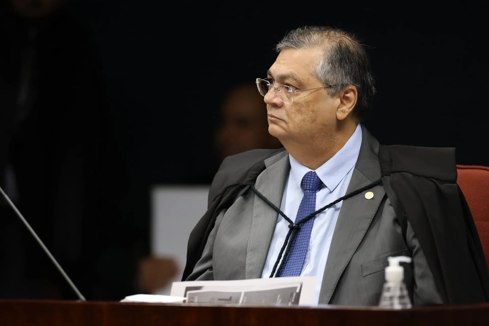Dino faz esforços que ignoram a existência do Direito