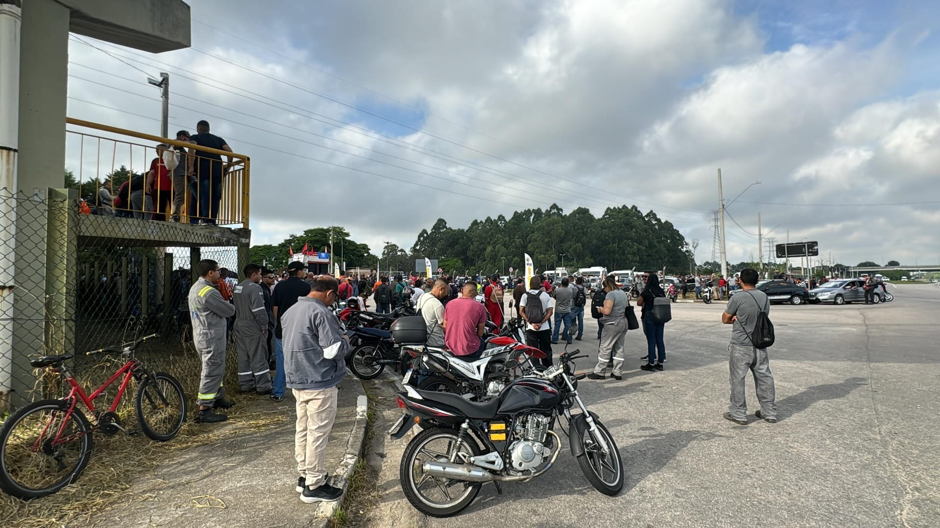 Petroleiros da Revap realizam greve em São José dos Campos