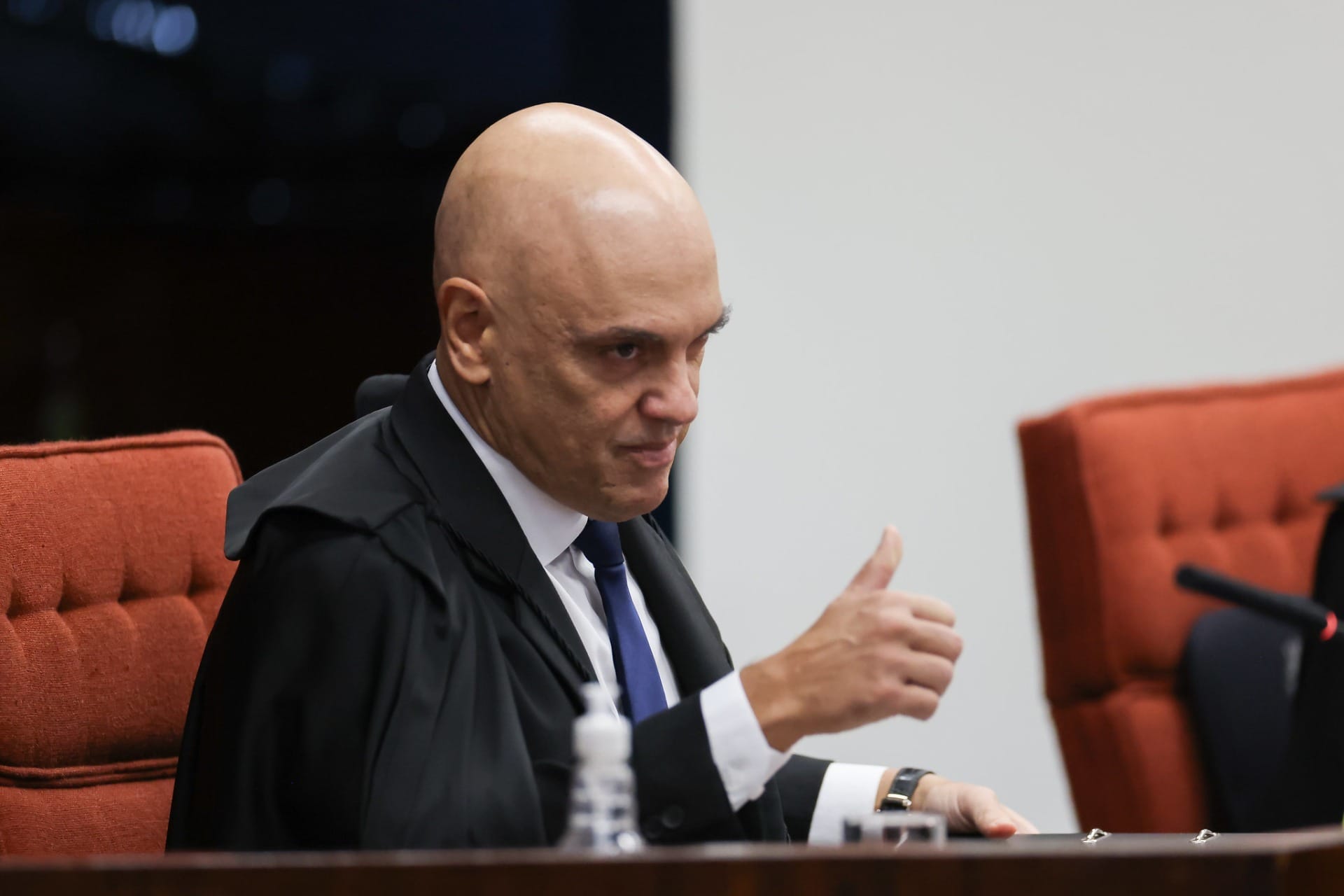 Moraes repreende ex-comandante do Exército: "Ou falseou na polícia ou está falseando aqui"