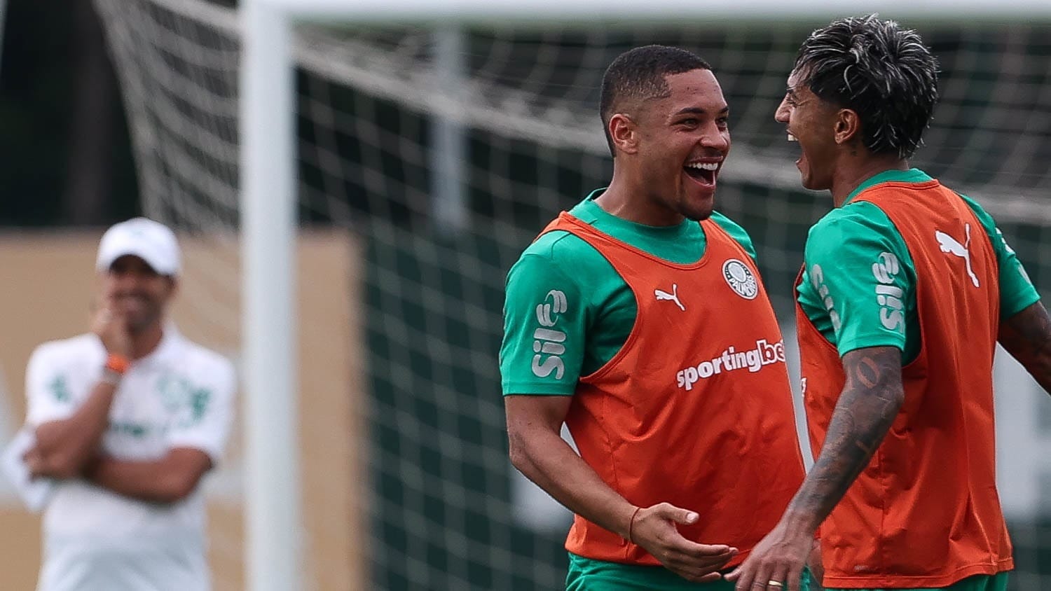 Convocados reforçam treino do Palmeiras, e Vitor Roque mostra confiança em 1º título no clube
