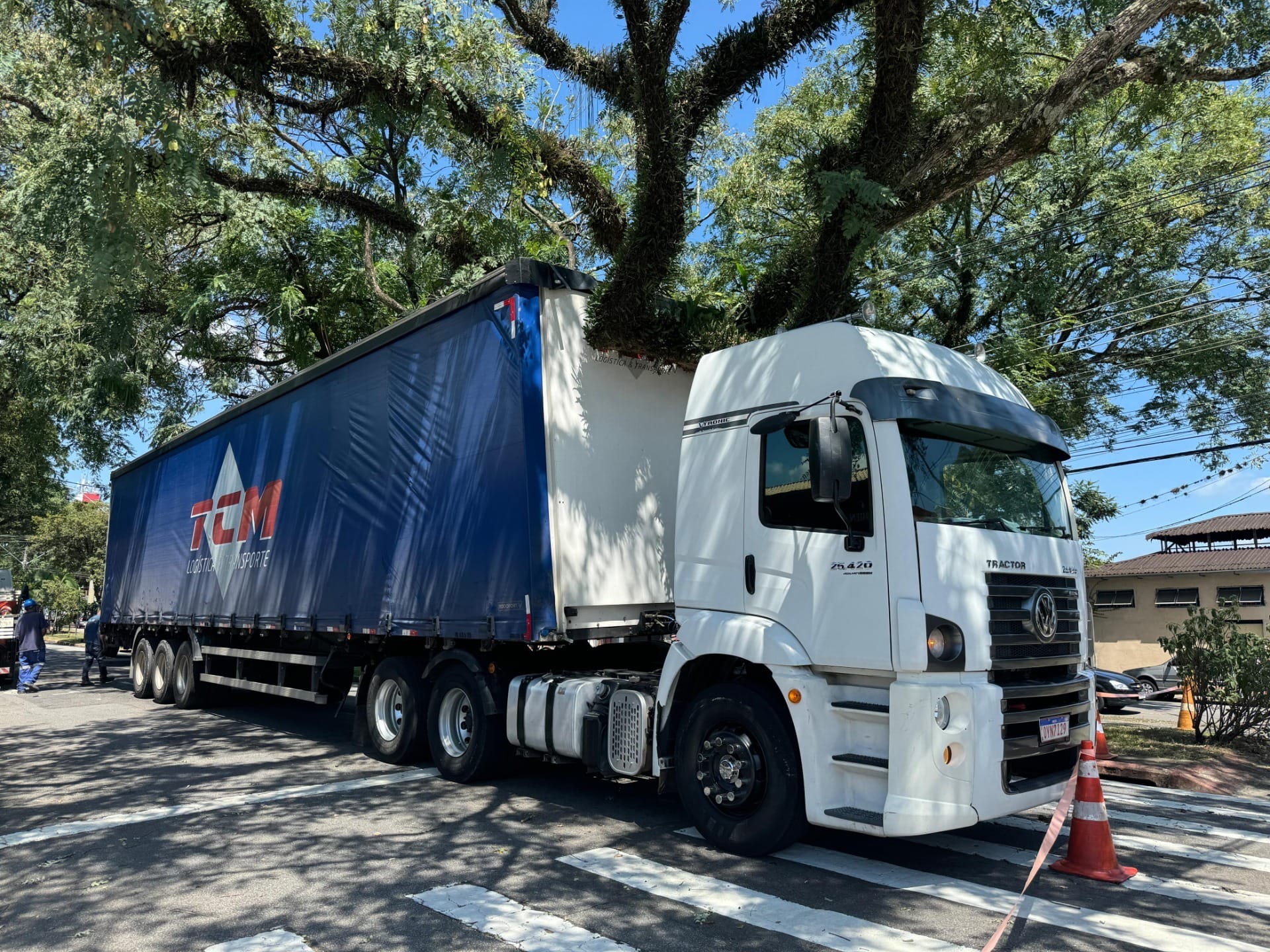 Caminhão bloqueia Avenida Andrômeda e causa transtornos no trânsito em São José dos Campos