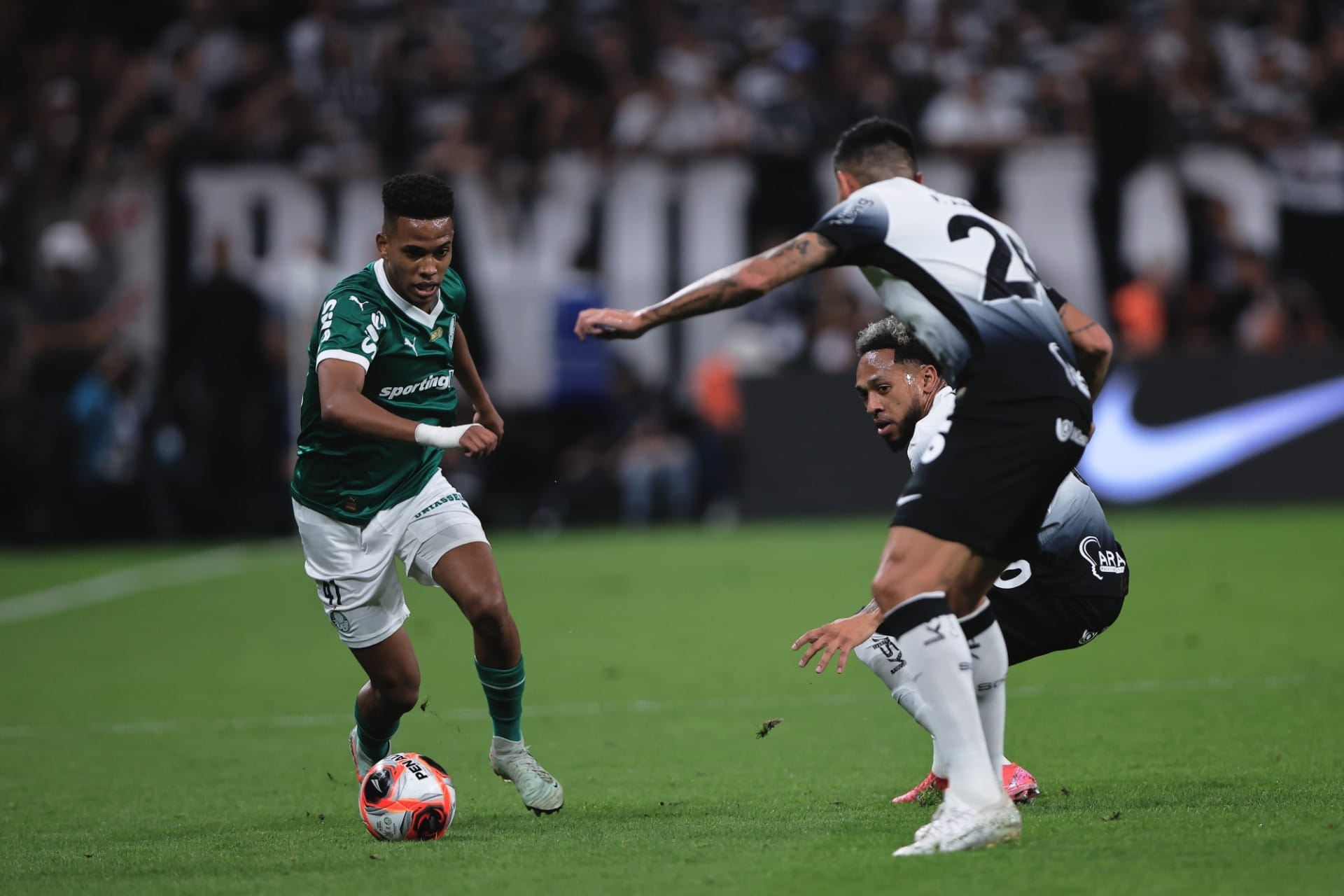 Corinthians x Palmeiras é paralisado após explosões dentro de campo na arena
