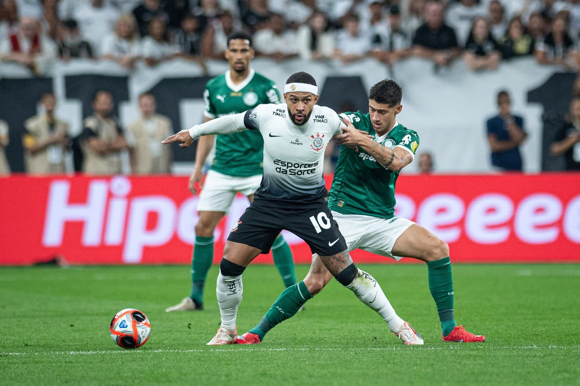 Memphis sobe na bola, provoca e Corinthians x Palmeiras tem confusão
