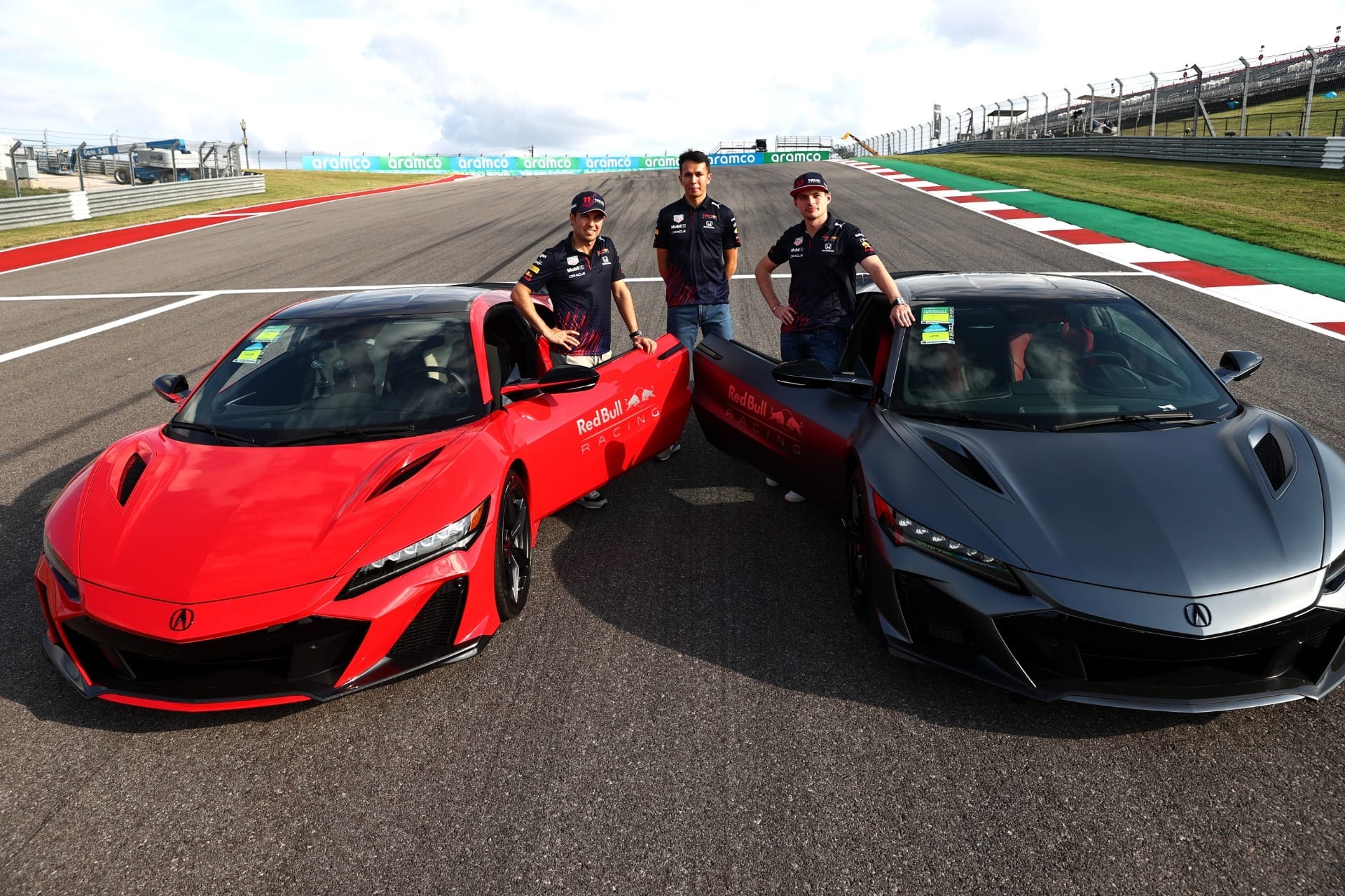 Sérgio Perez, Alexander Albon e Max Verstappen durante evento da Red Bull em Austin, nos EUA