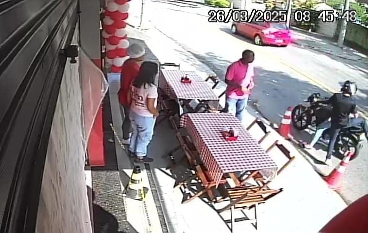 Polícia Civil tenta identificar criminosos que assaltaram três pessoas durante live, na Taquara