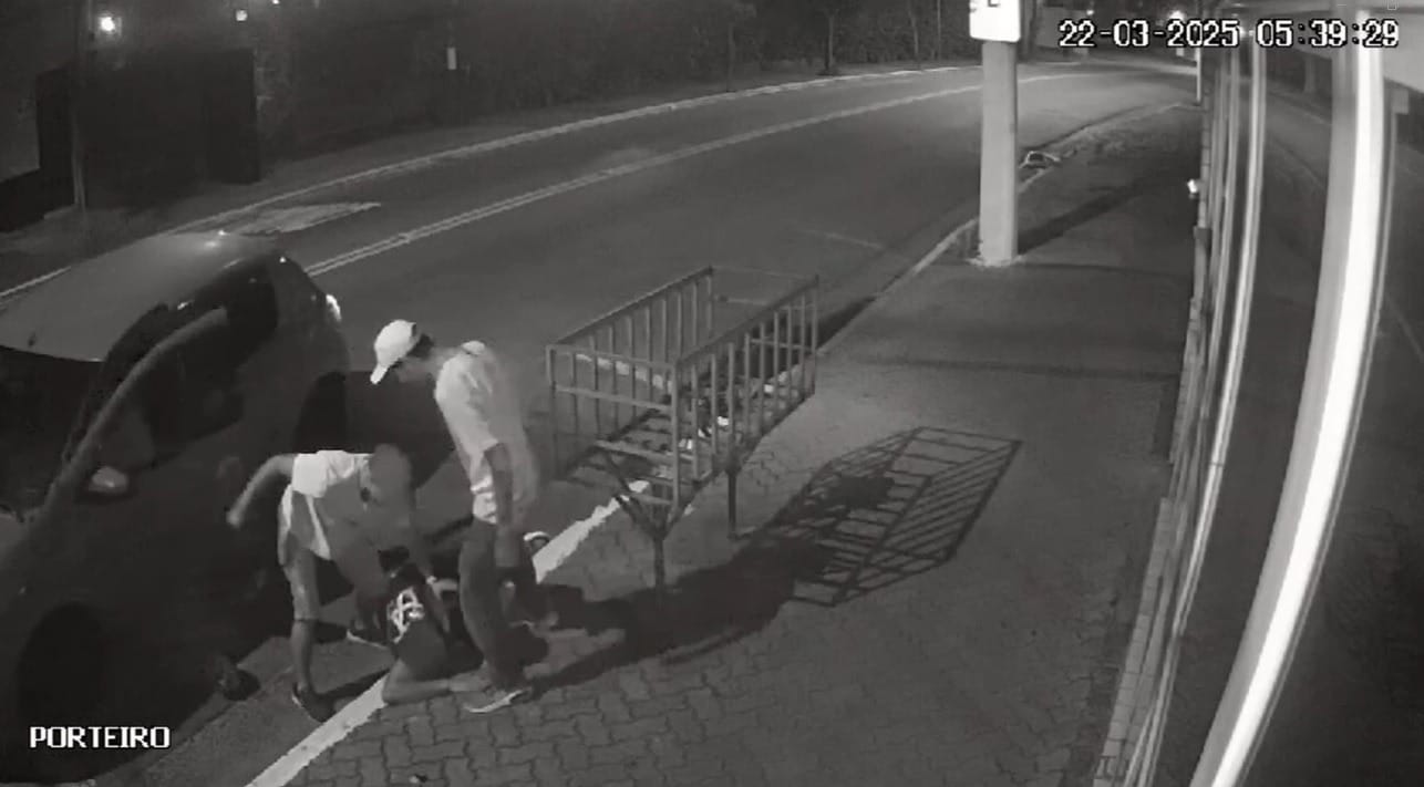 Vídeo: jovem é confundido com ladrão de celular e agredido na rua em SP