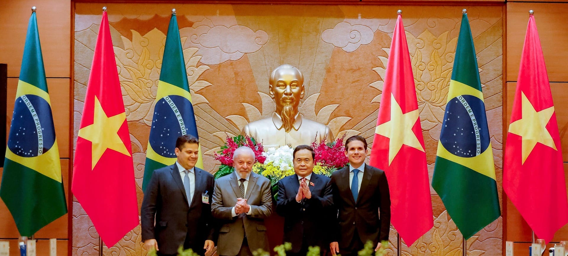 Lula discute acordo sobre carne bovina, aviação e Brics no Vietnã