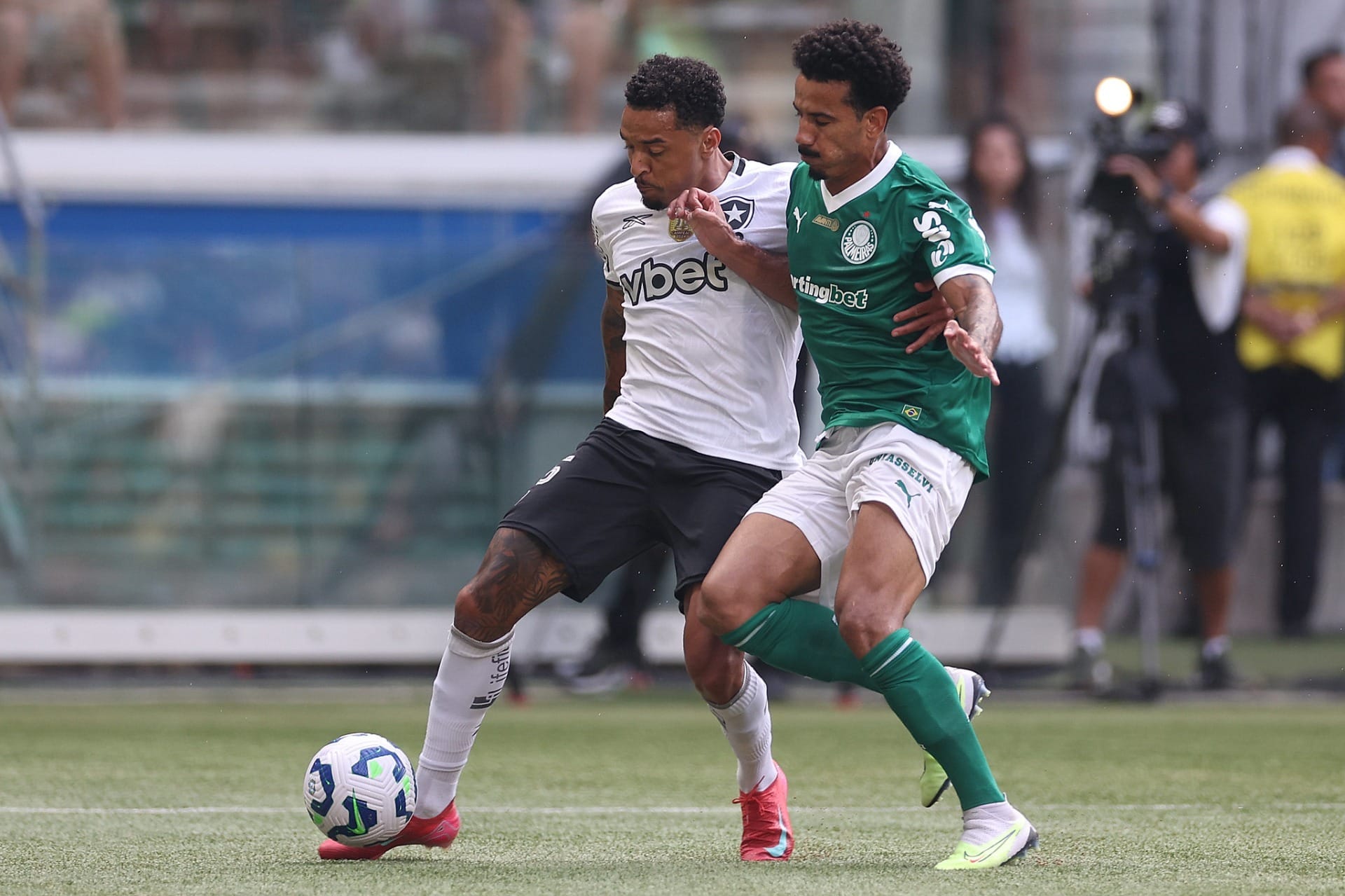 Copa do Mundo: Palmeiras e Botafogo decidem vaga nas quartas em clima menos bélico