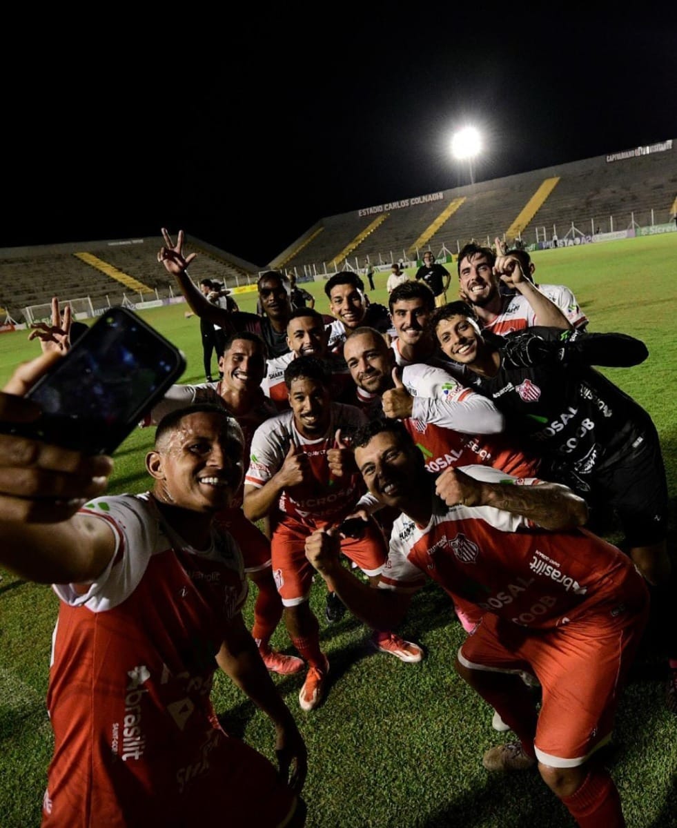 Jogadores do Capivariano comemoram o retorno da equipe à elite do futebol paulista após 10 anos