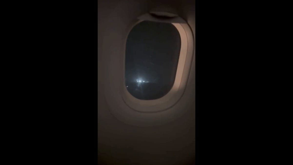 Avião ultrapassa limite da pista ao pousar em Chapecó, mas ninguém se fere; veja vídeo
