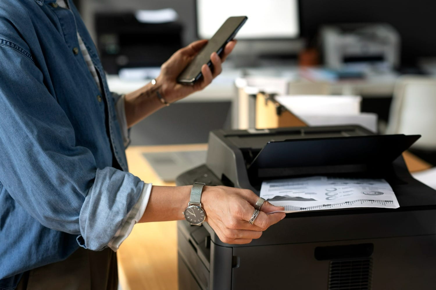 Algumas impressoras permitem iniciar o processo por meio do celular. / Foto: Freepik