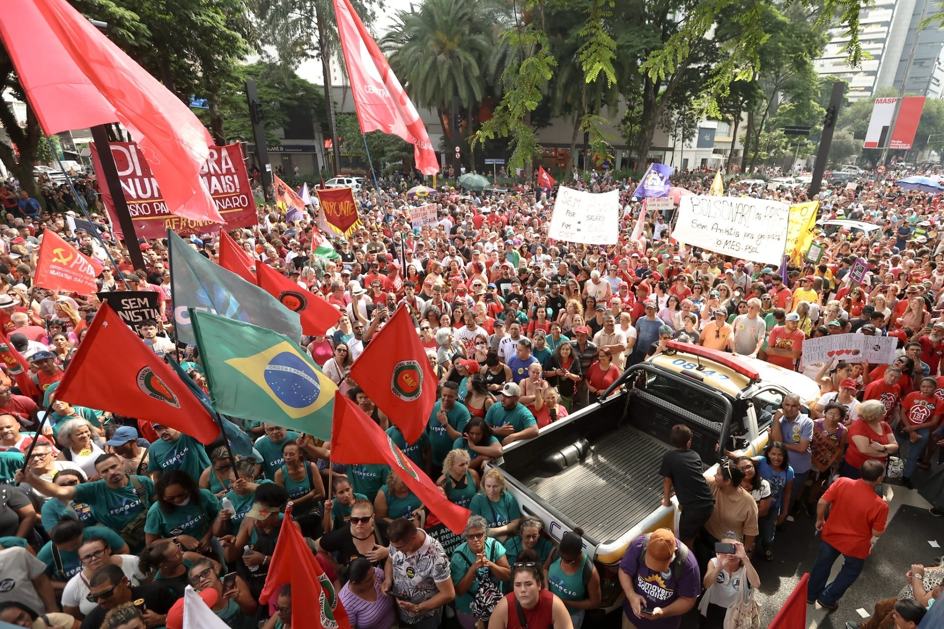 Mônica Bergamo: Ato em São Paulo contra anistia de Bolsonaro dividiu a esquerda