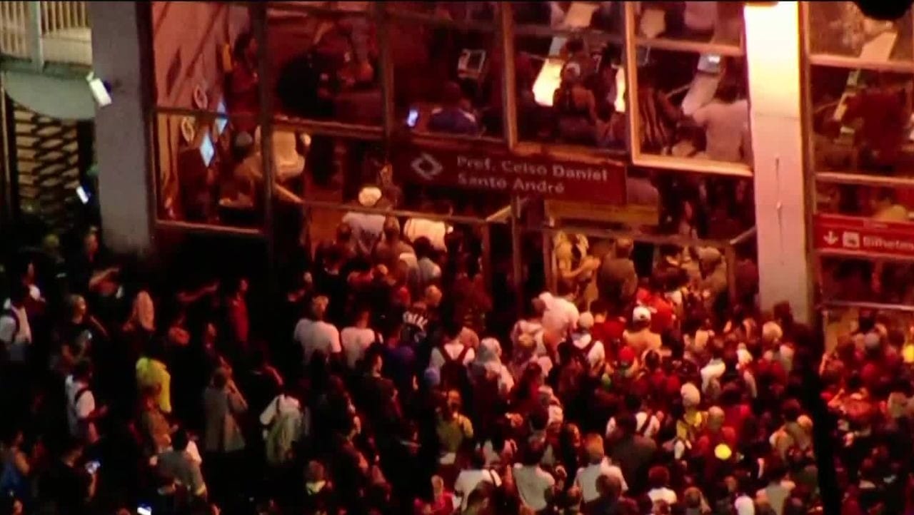 Fila de pasageiros na estação Santo André da CPTM (Band)