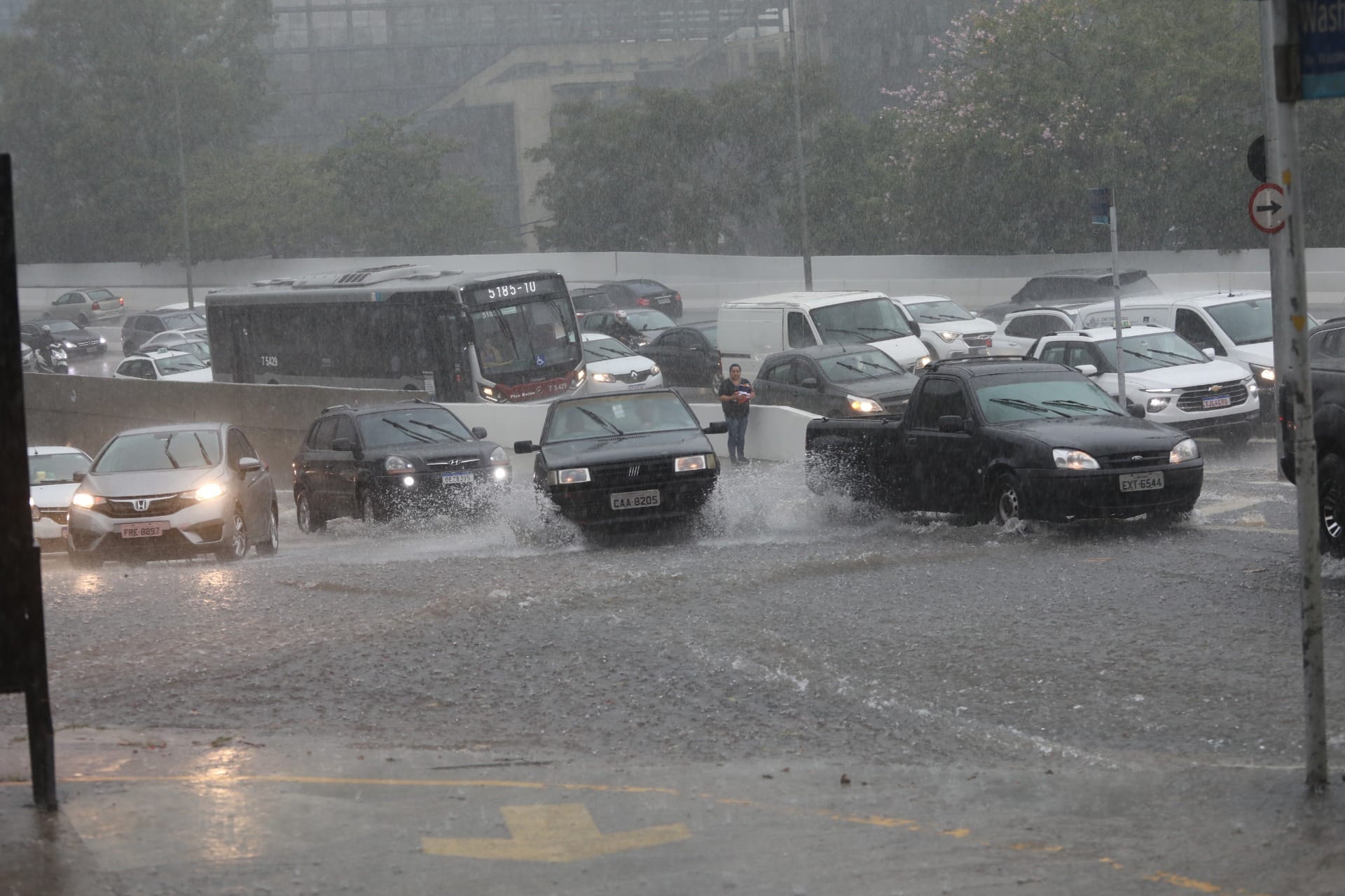 Chuva forte pode retornar durante a semana; frente fria derruba temperatura a partir de quinta