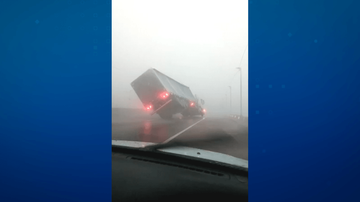 Vídeo: caminhão tomba durante forte temporal com ventos de 112km/h em Porto Alegre