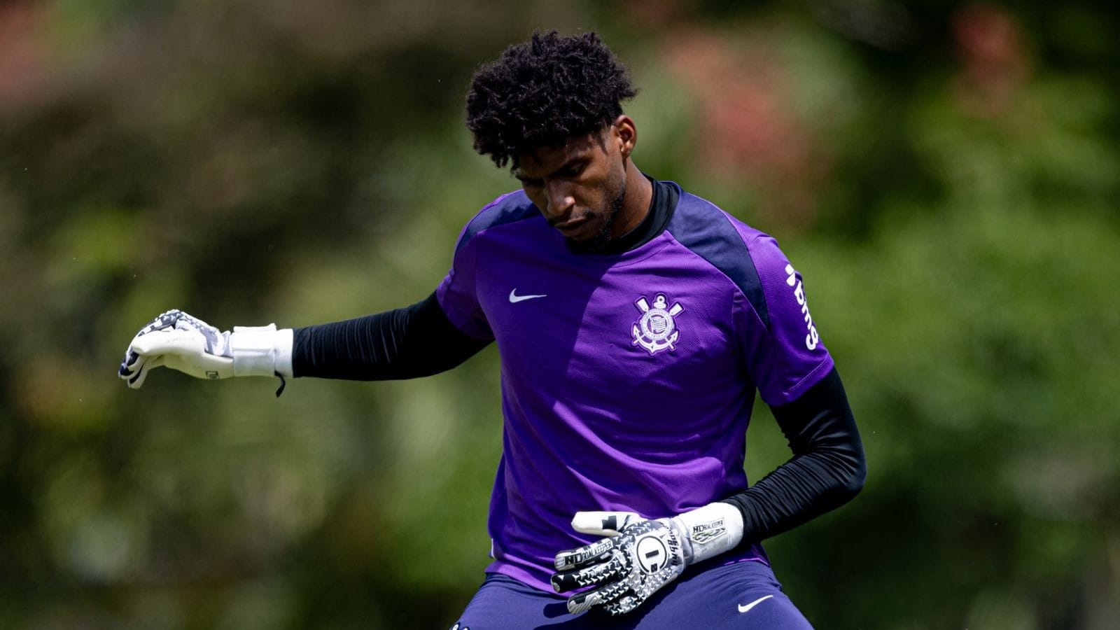 Hugo Souza será baixa no Corinthians por lesão na coxa e está fora da estreia na Sul-Americana
