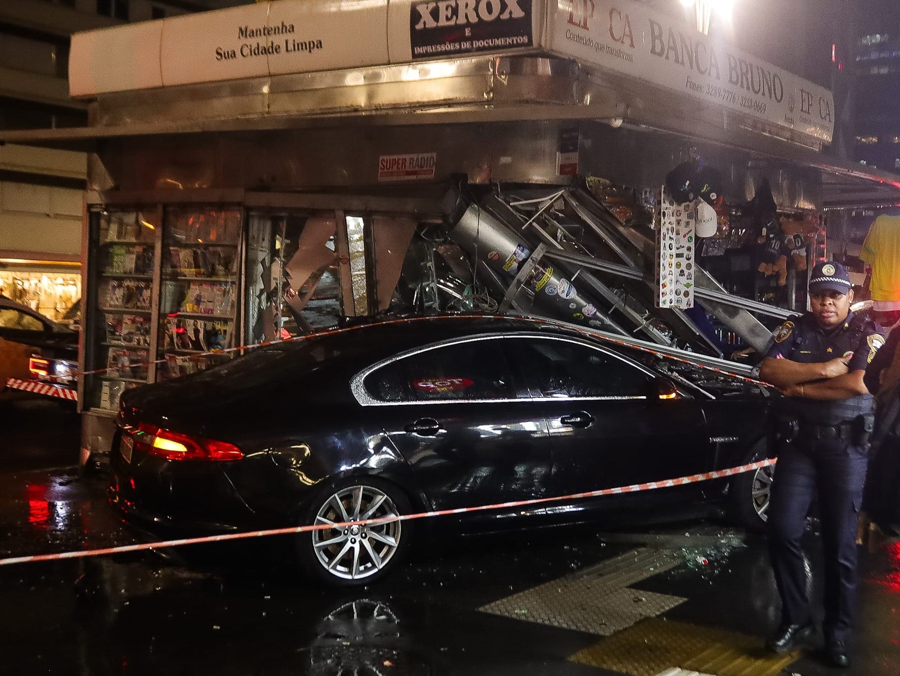 Vídeo: Jaguar invade calçada, atropela duas pessoas e destrói banca na Av. Paulista, em SP