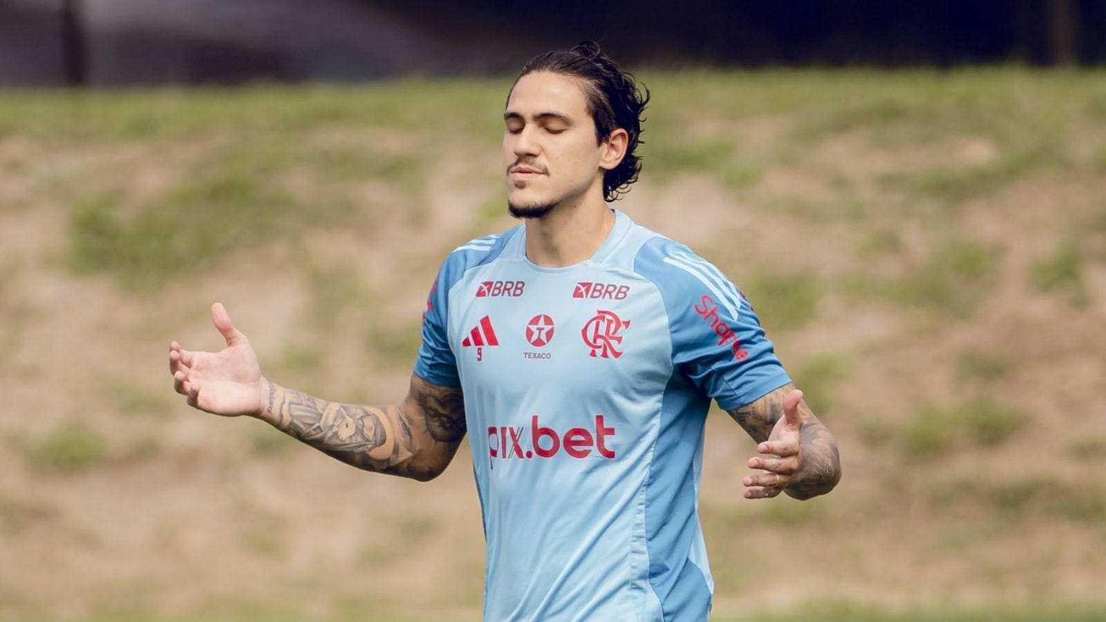 Pedro volta aos treinos e pode ser relacionado pelo Flamengo na próxima quarta
