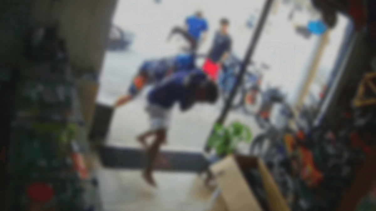 Homem é morto a facadas pelo ex-marido da namorada dentro de loja em SP
