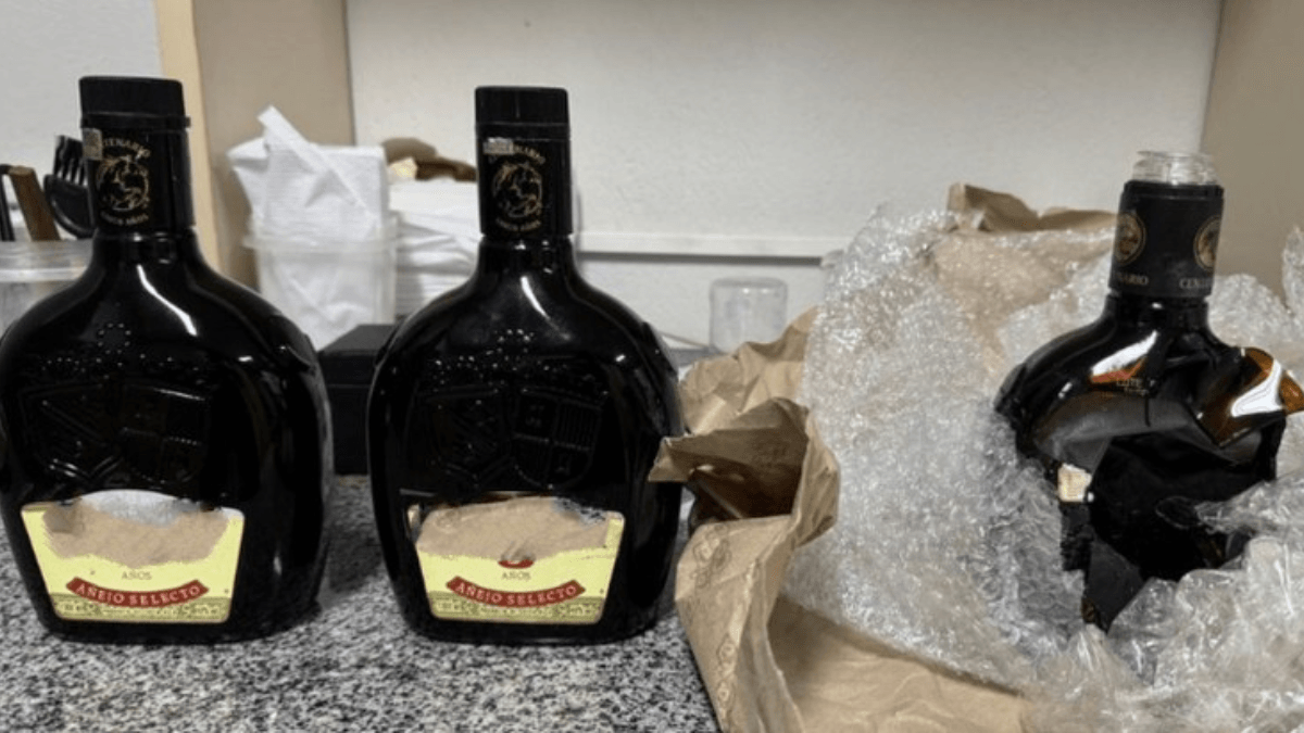 Passageiro é preso ao tentar embarcar em voo para Portugal com cocaína em garrafas de rum
